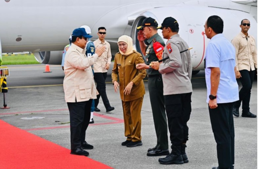 Presiden Prabowo Subianto (kiri) saat tiba di Bandara Juanda, Sidoarjo, Jawa Timur, Senin (17/3).