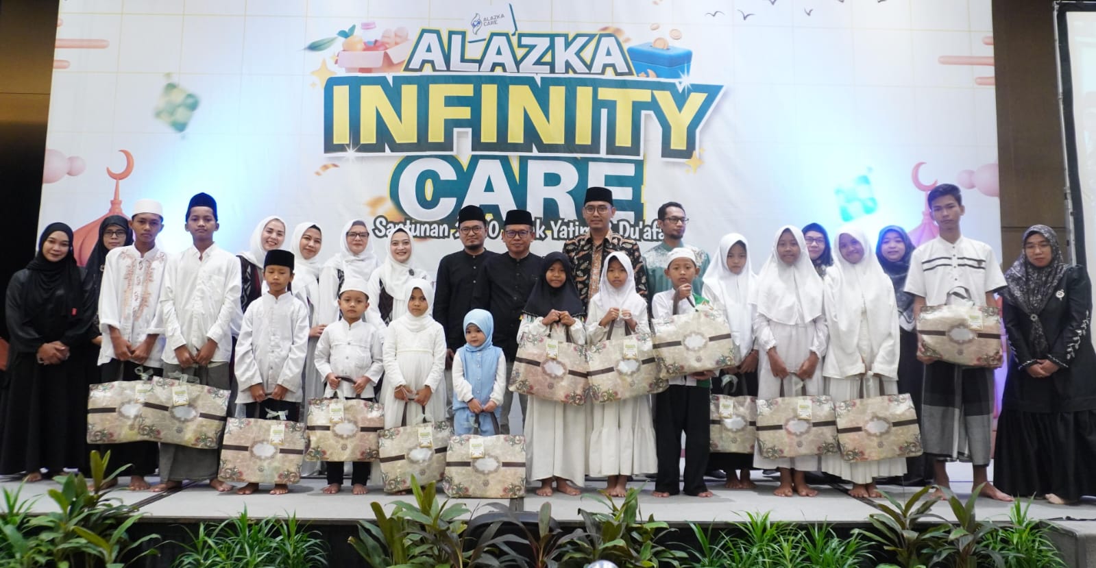 AKSI SOSIAL: Kegiatan Alazka Infinity Care 2025 yang diselenggarakan oleh Yayasan Al-Azhar Kelapa Gading, di Dyandra Convention Center, Minggu (16/3).