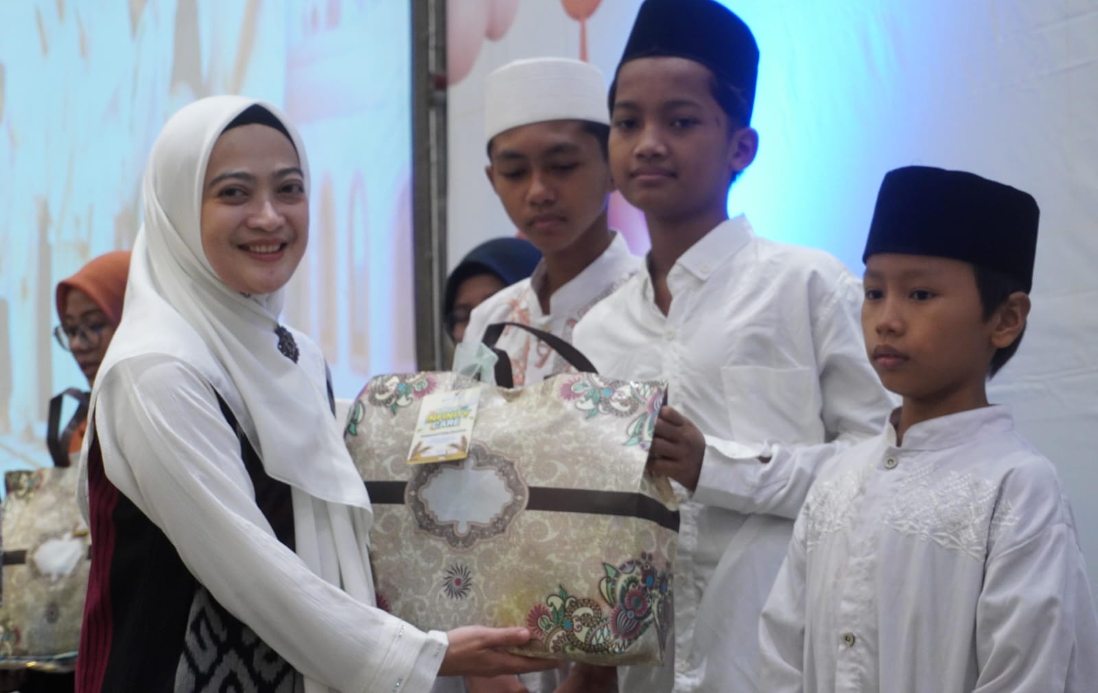 PEDULI SESAMA: Ketua Badan Penunjang Program Sekolah (BPPS) SDI Alazka Surabaya, dr. Aphrodita Angelina saat meberikan santunan kepada yatim piatu.