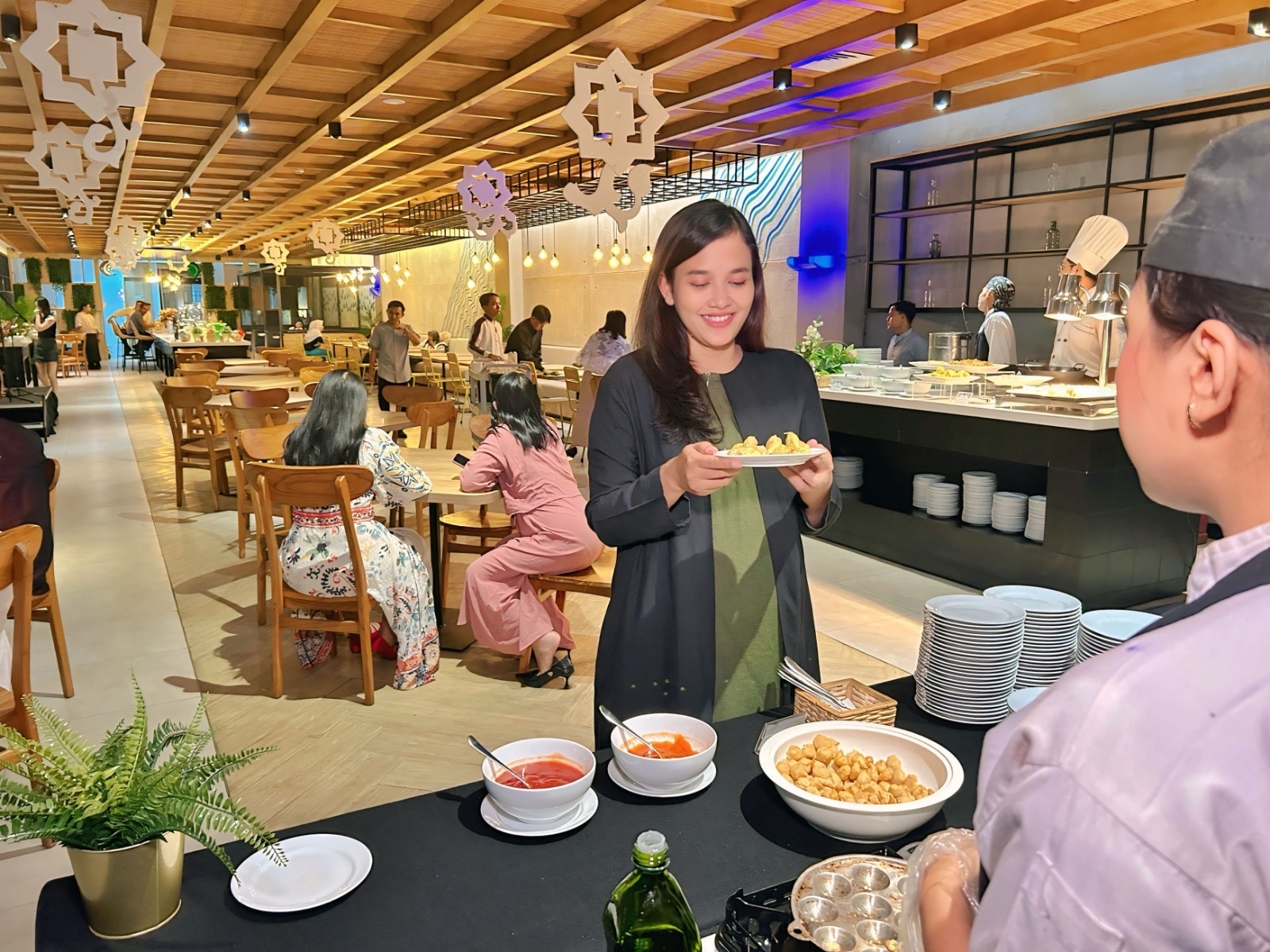 BERAGAM MENU: Stall live cooking pentol korea yang jadi salah satu favorit tamu untuk berbuka puasa di Senandung Iftar Palm Park Hotel.