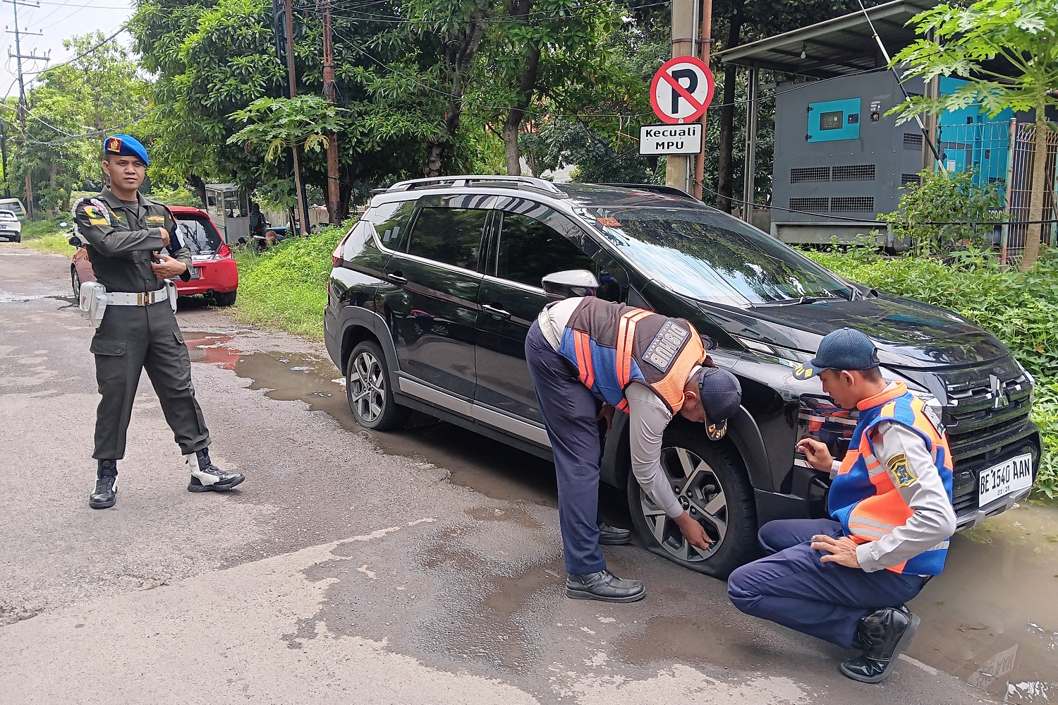 Petugas Dishub Kota Surabaya merazia kendaraan bermotor yang parkir tidak pada tempatnya di kawasan Jalan Ahmad Yani, Surabaya.&nbsp;