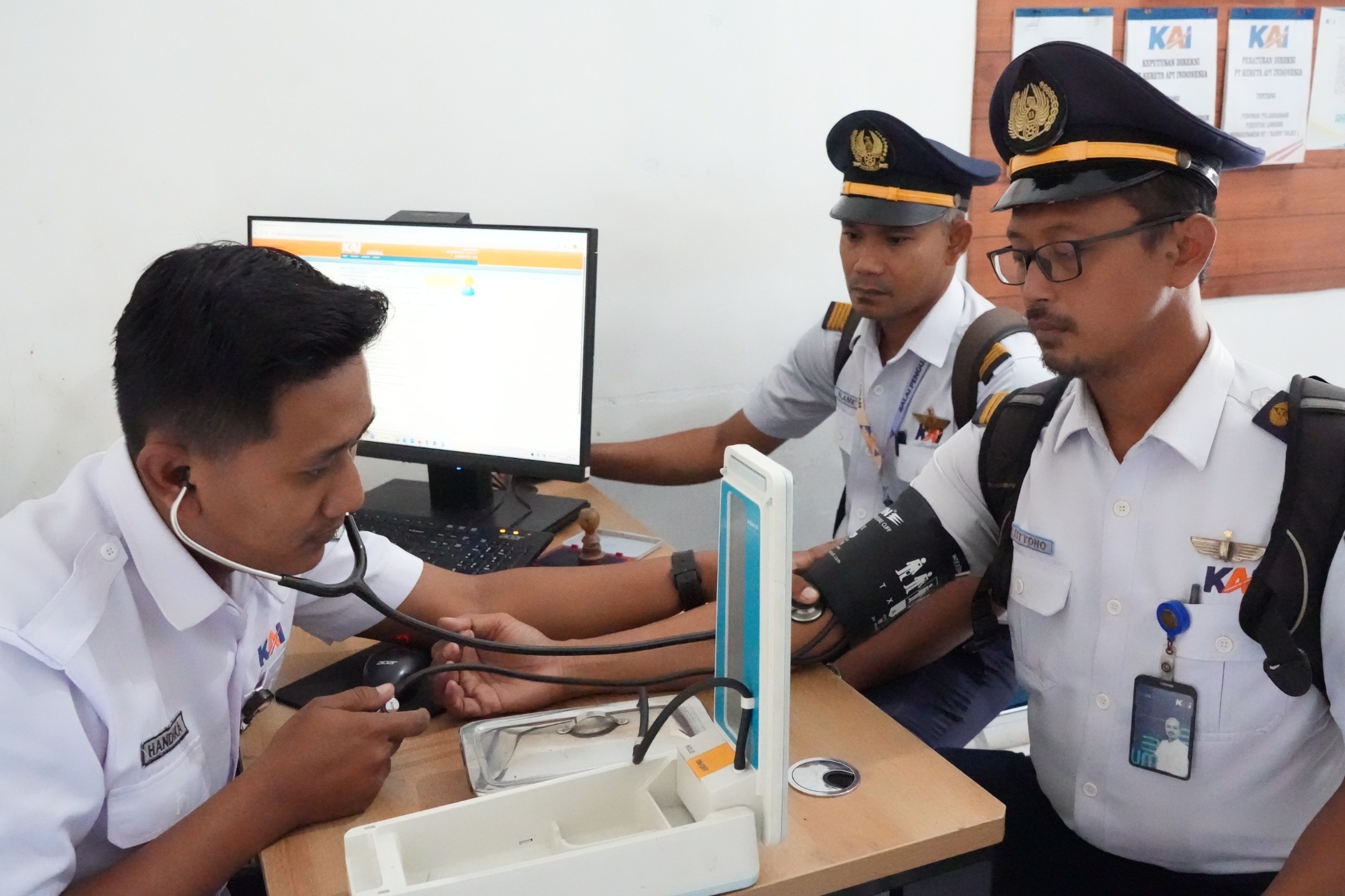 Sejumlah masinis dan kru kereta api menjalani tes kesehatan di kantor UPT Crew KA di Surabaya.&nbsp;