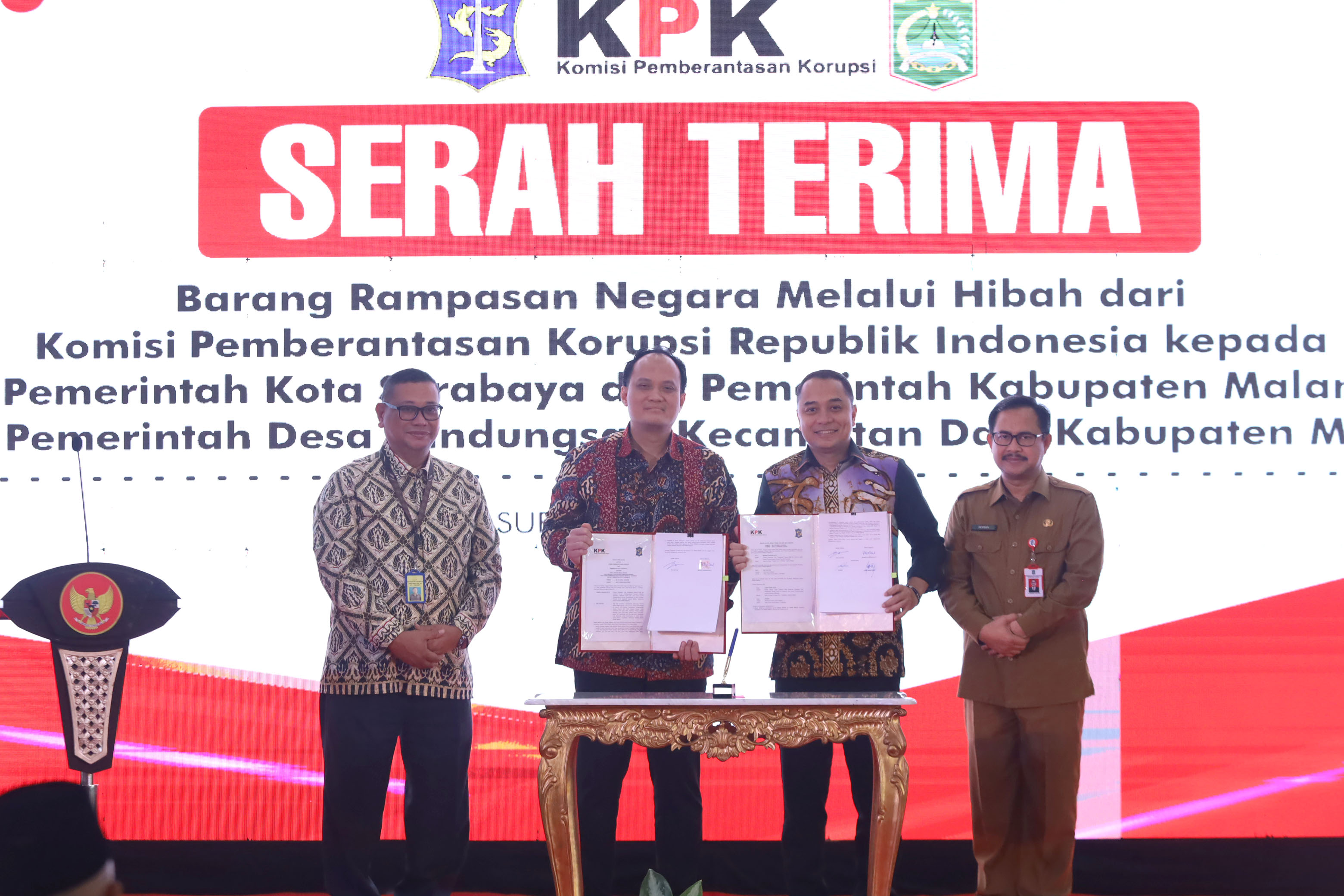 SIMBOLIS: Serah terima hibah barang rampasan negara dari KPK kepada Pemkot Surabaya yang diterima langsung oleh Wali Kota Surabaya Eri Cahyadi.