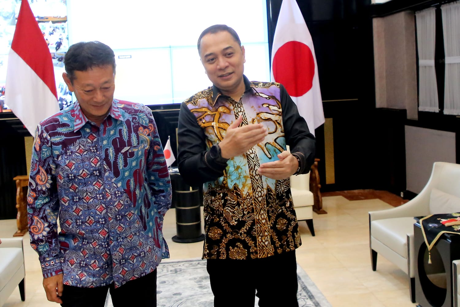 Wali Kota Surabaya, Eri Cahyadi bersama Konjen Jepang di Surabaya Takeyama Kenichi dalam pertemuan yang berlangsung di ruang kerja wali kota, Selasa (18/3).&nbsp;