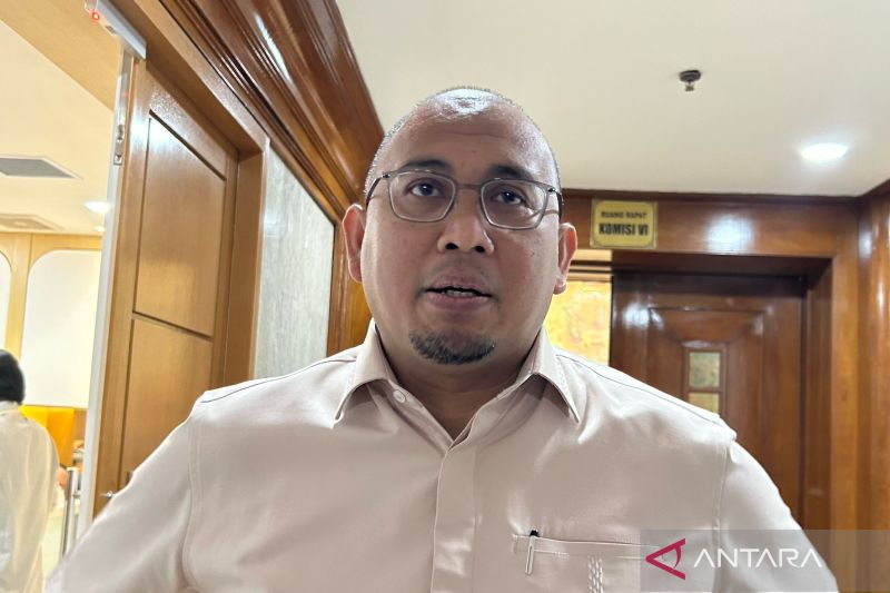 Anggota Komisi VI DPR RI Andre Rosiade ditemui usai Rapat Kerja bersama Wakil Menteri Badan Usaha Milik Negara (BUMN) di Kompleks Parlemen, Jakarta, Selasa (18/3/2025).