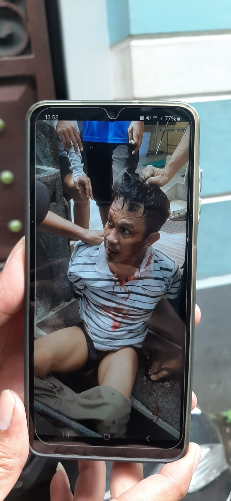 Pencuri ponsel diamankan warga di Jetis Kulon I, Surabaya.&nbsp;(MAHRUS/RADAR SURABAYA)