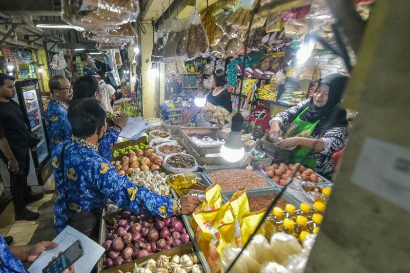 SIDAK: Tim Kerja Pengendalian dan Distribusi Bagian Perekonomian dan Sumber Daya Alam (BPSDA) Kota Surabaya melakukan sidak di Pasar Wonokromo Surabaya.