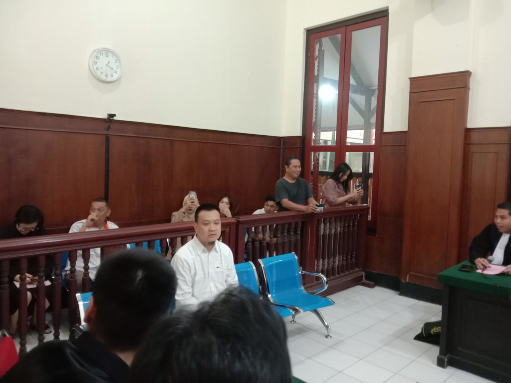 Ivan Sugiamto disidangkan di PN Surabaya. Kasus persekusi siswa di Surabaya. (FAJAR/RADAR SURABAYA)