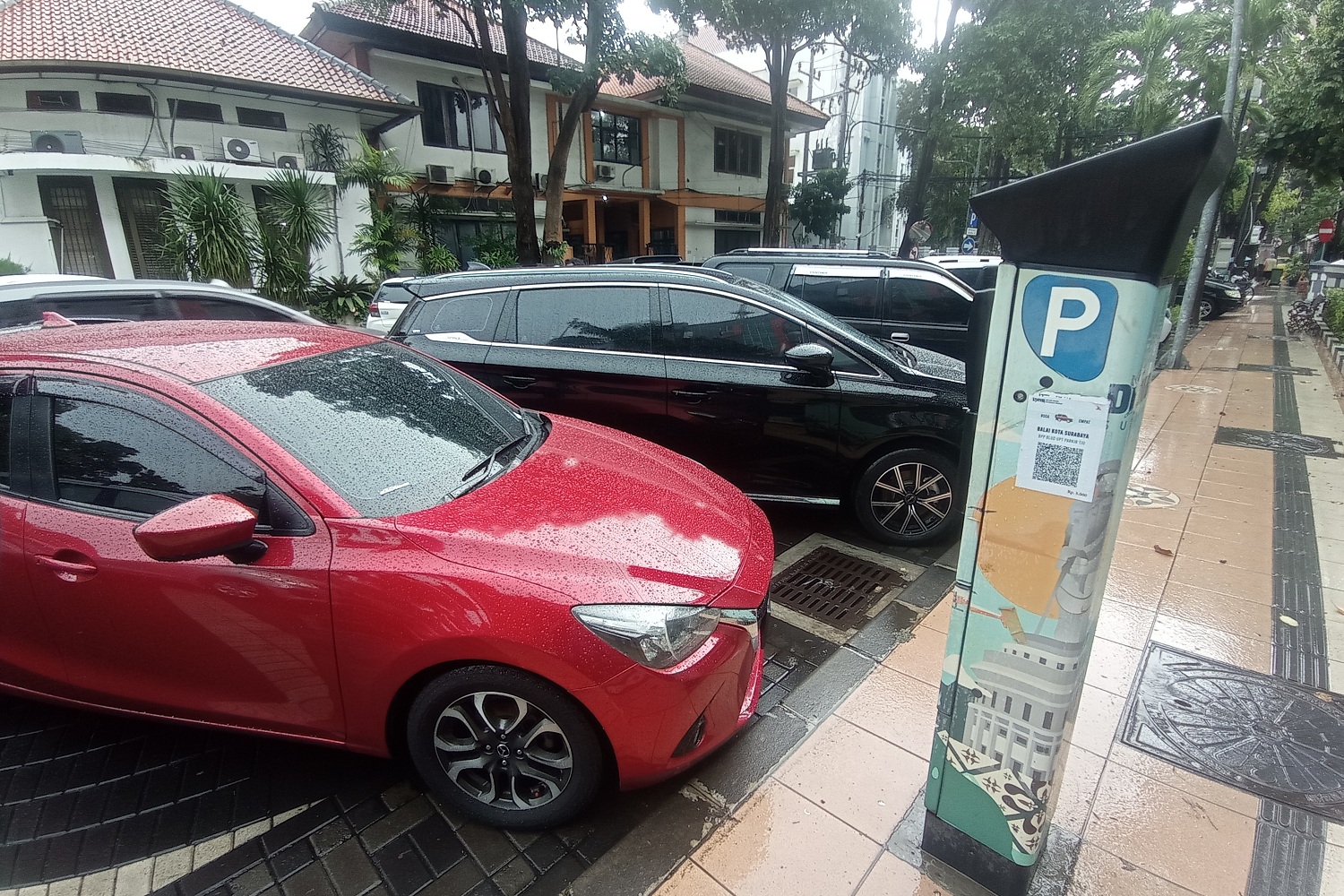 Deretan kendaraan bermotor parkir di kawasan Balai Kota Surabaya.&nbsp;