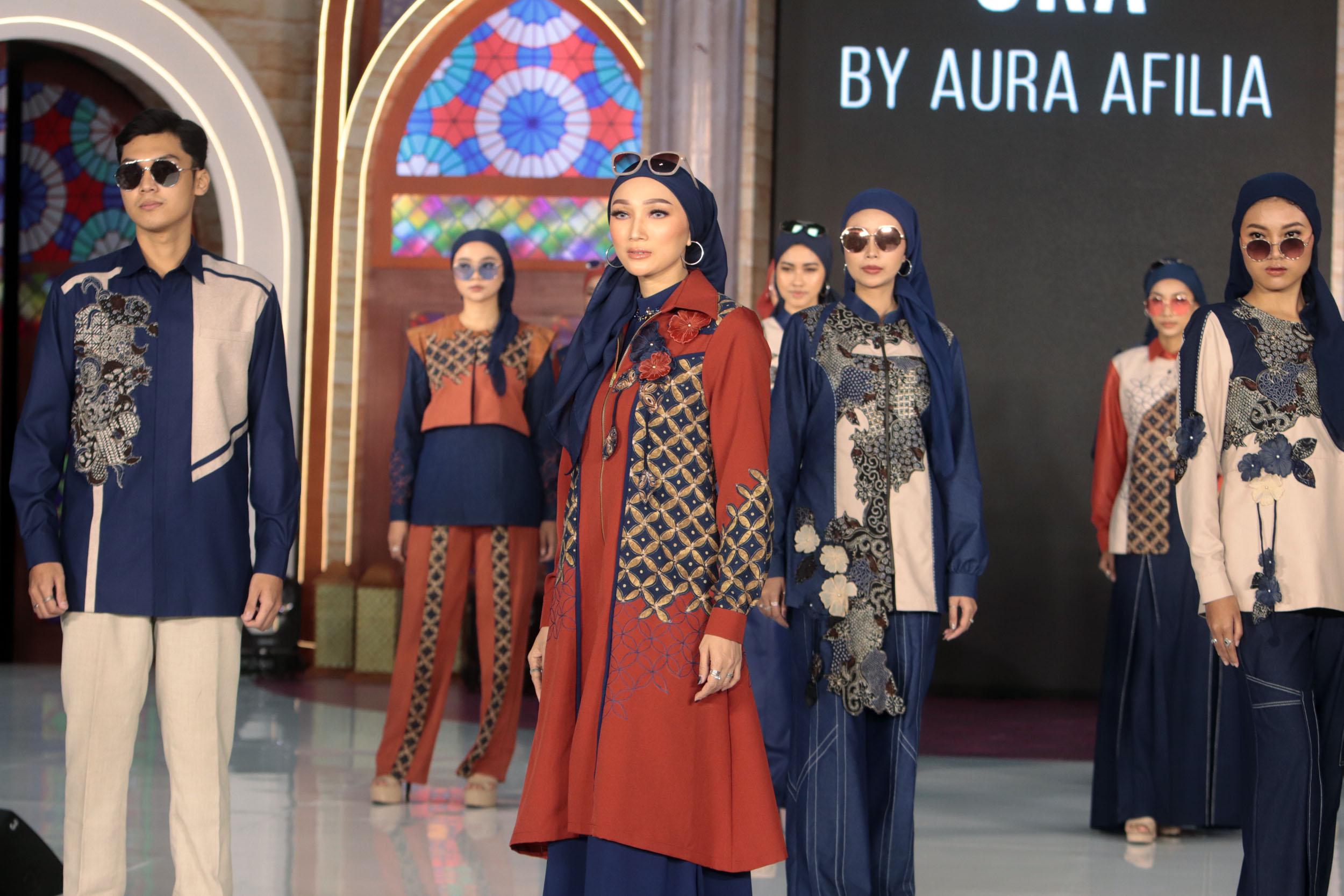 FEMININ X BOYISH: Model memeragakan busana karya desainer asal Surabaya, Aura Afilia yang memadukan gaya tradisional dan modern.