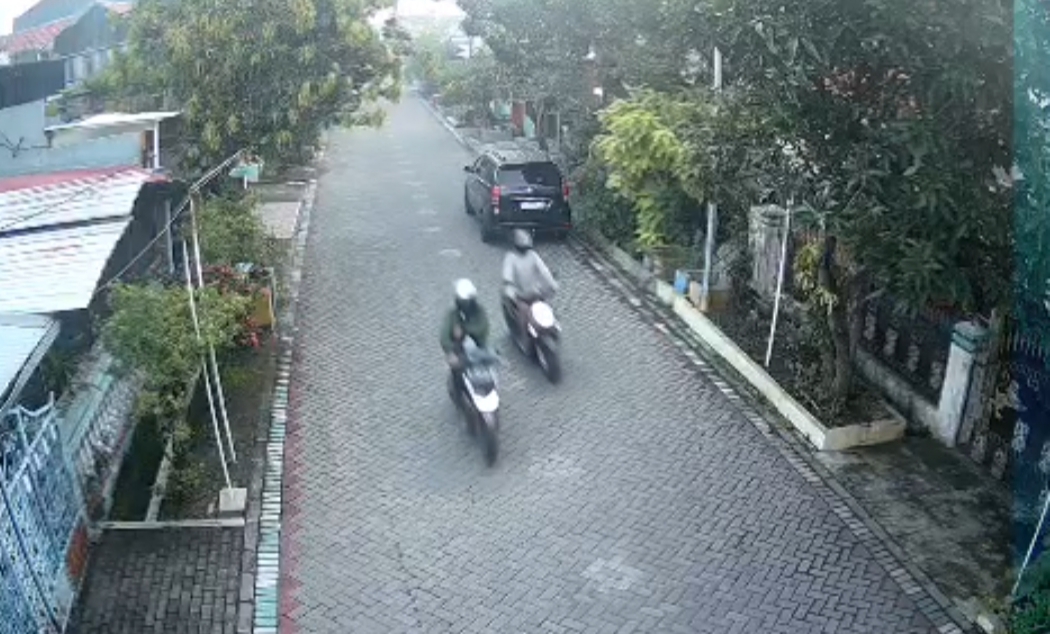 Dua pelaku terekam CCTV saat curi motor di Balongsari Surabaya. (IST)