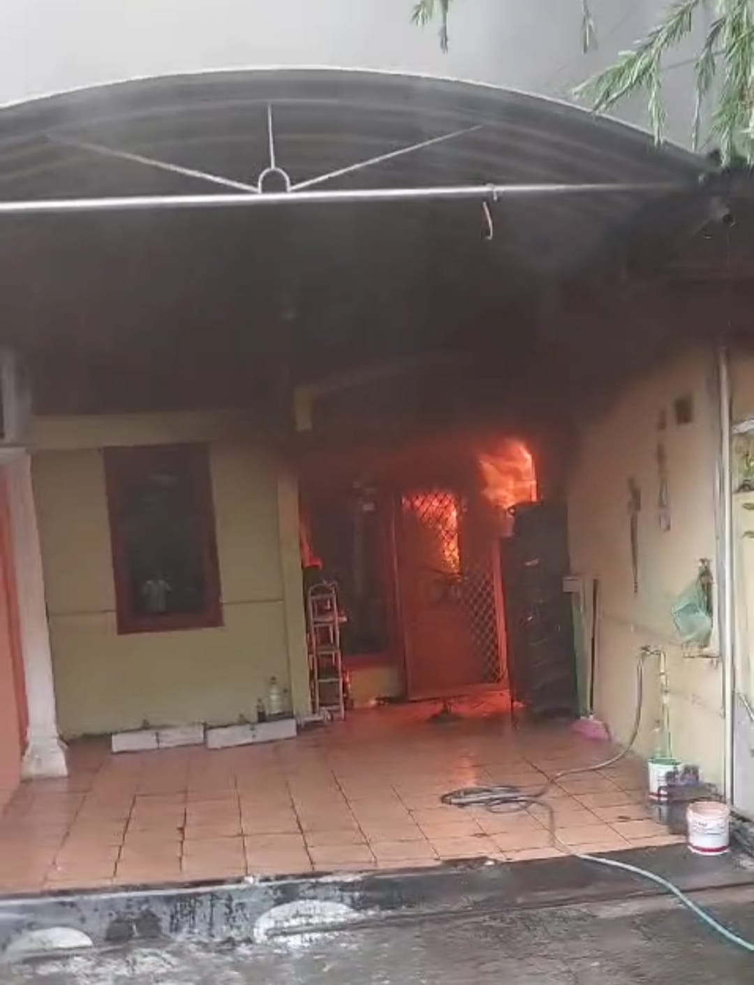 MEMBARA: Rumah Zainul warga Taman Pondok Indah B X 3, Wiyung Rabu (19/3).