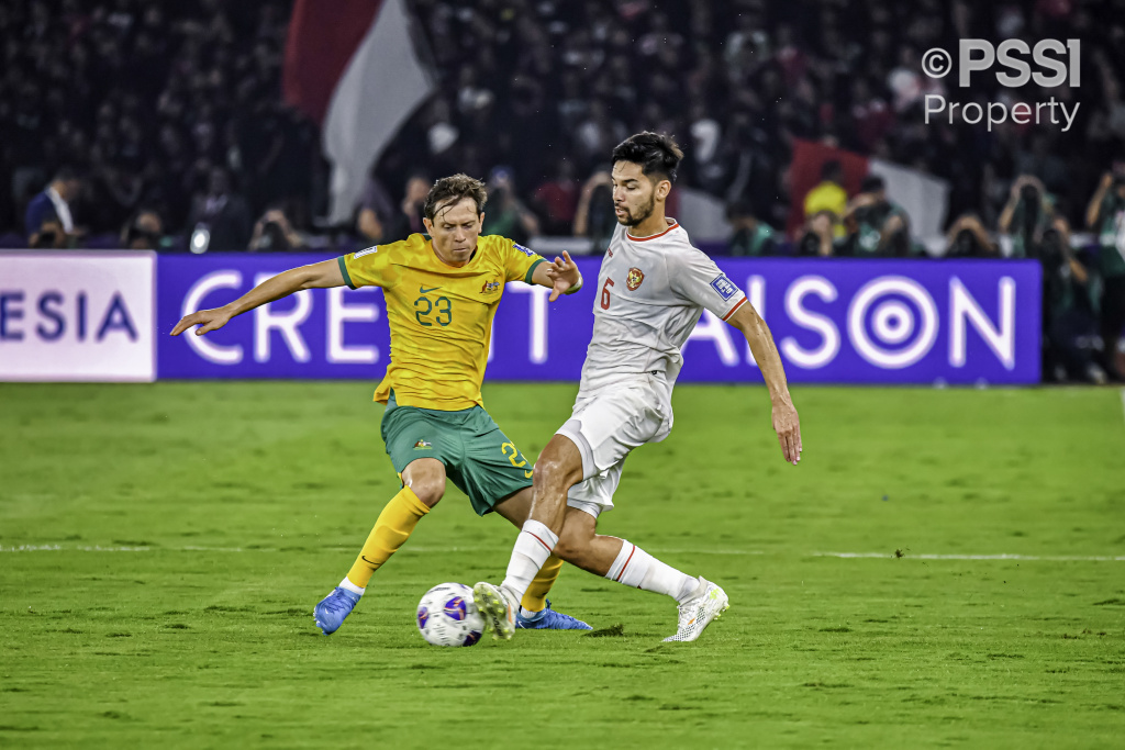 Sandy Walsh mencoba melewati pemain Australia Craig Goowin pada pertemuan pertama di Stadion Gelora Bung Tomo, 10 September 2024 yang berakhir imbang 0-0.