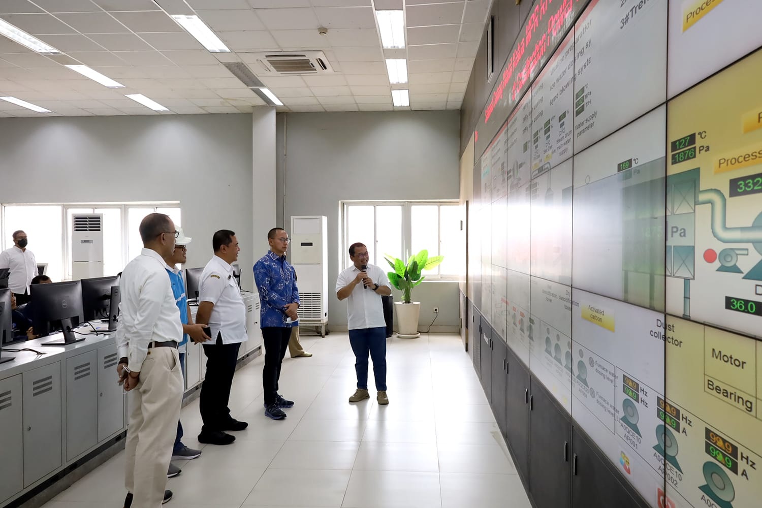 Wakil Ketua MPR RI Eddy Soeparno saat meninjau PLTSa di Benowo, Surabaya.&nbsp;