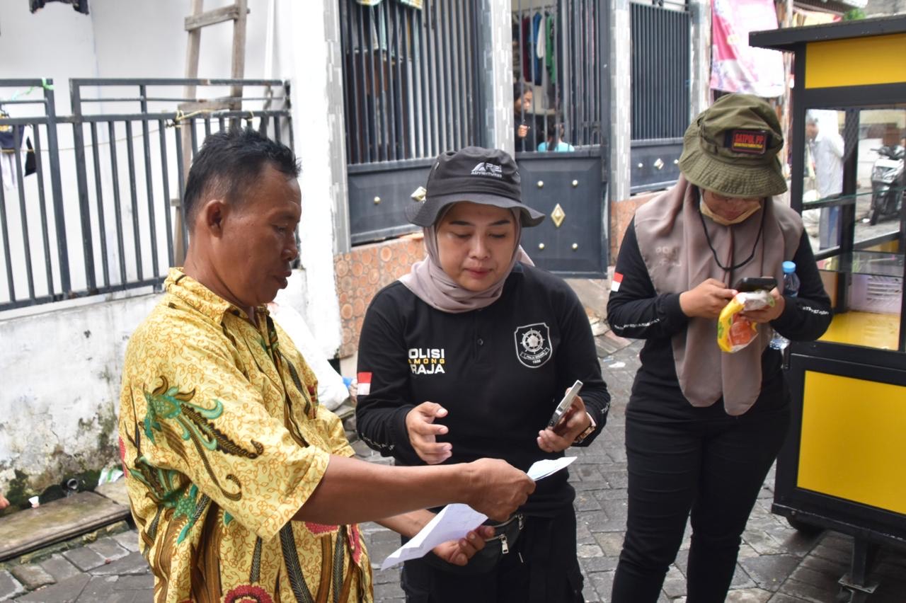 Petugas Satpol PP Kota Surabaya mensosialisasikan penertiban kepada warga penghuni bangunan liar di aliran sungai Kalianak di Surabaya.