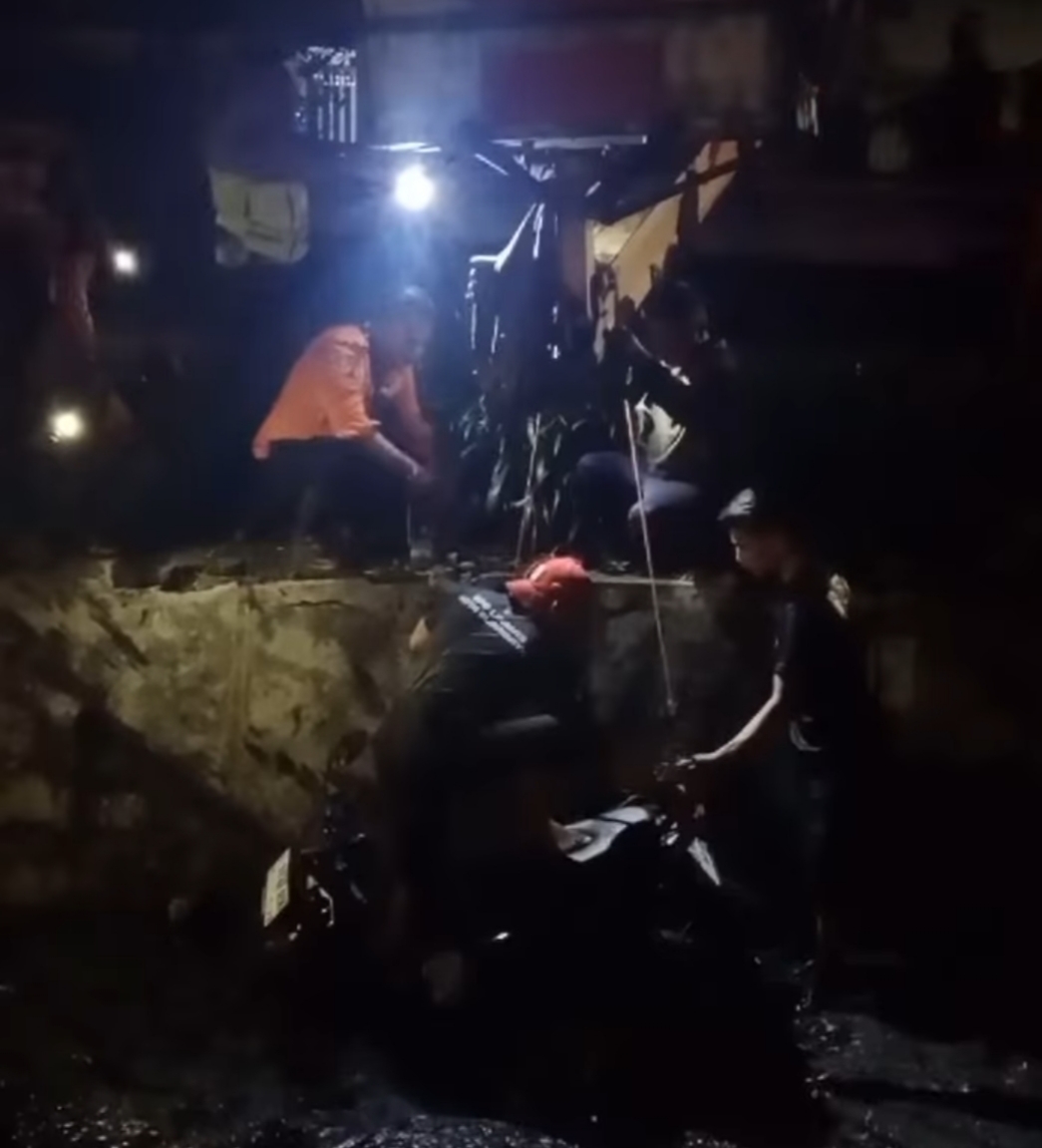 Sepeda motor tercebur sungai di Manyar Surabaya. (IST)