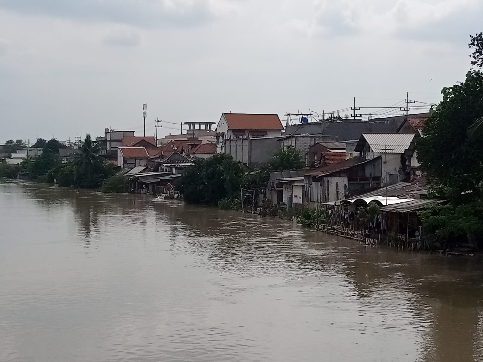HARUS DITERTIBKAN: Di sepanjang Kali Surabaya terdapat banyak bangunan liar yang berpotensi merusak ekosistem sungai.