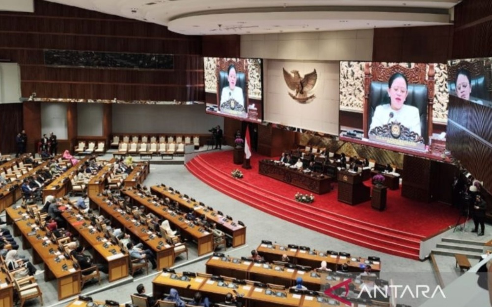 Ketua DPR RI Puan Maharani memimpin Rapat Paripurna di kompleks parlemen, Jakarta, Kamis (20/3).