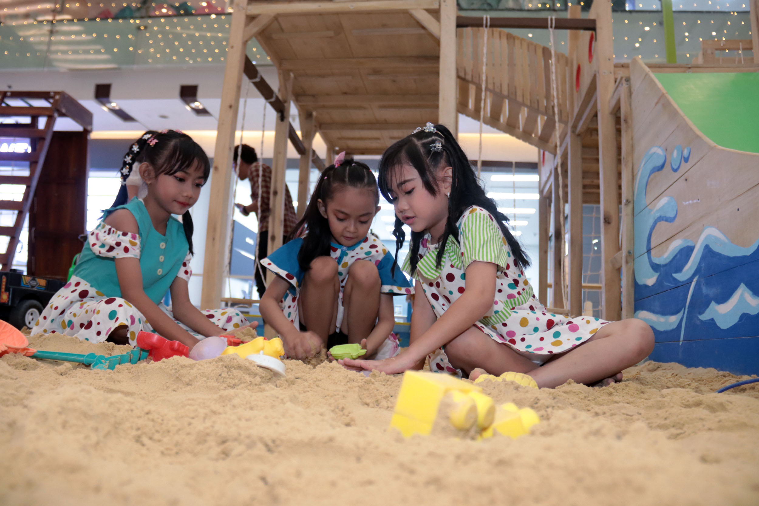 SERU: Sejumlah anak bermain pasir di wahana Funtasea Kids Adventure, Grand City Mall Surabaya, Rabu (19/3).&nbsp;