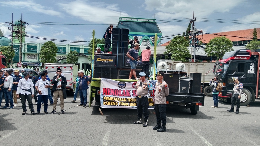 Unjuk rasa sopir truk di depan kantor DPRD Jawa Timur, Jalan Indrapura, Surabaya. (MUS PURMADANI/RADAR SURABAYA)