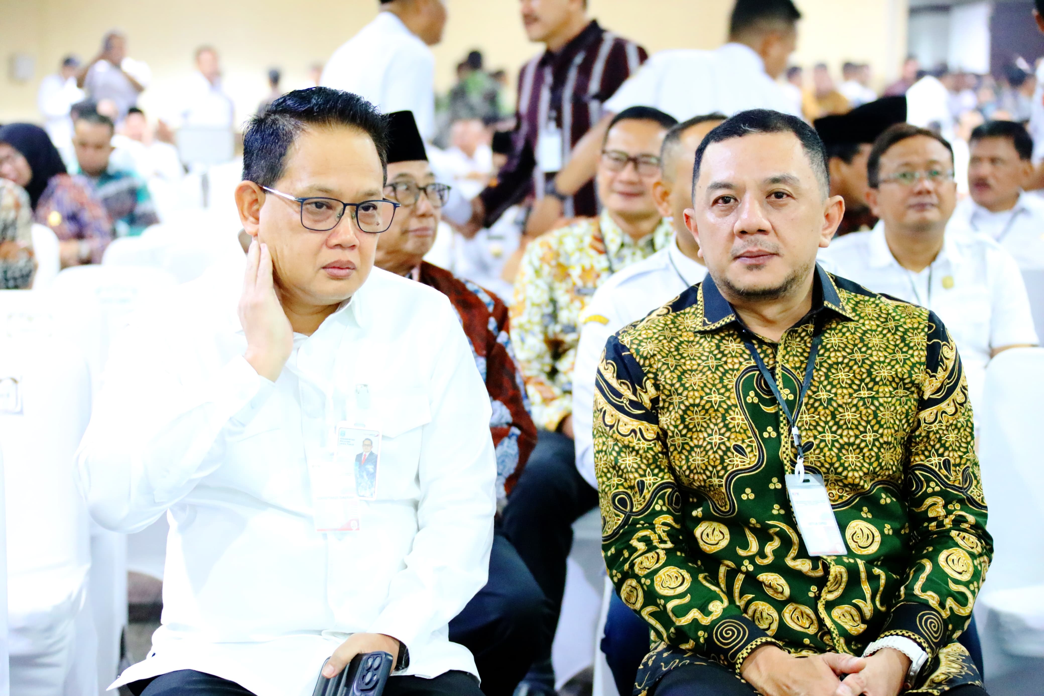 SINERGIS: Wakil Ketua DPRD Jatim Deni Wicaksono (kanan) bersama Sekdaprov Jatim Adhy Karyono saat menghadiri Rakor KPK.