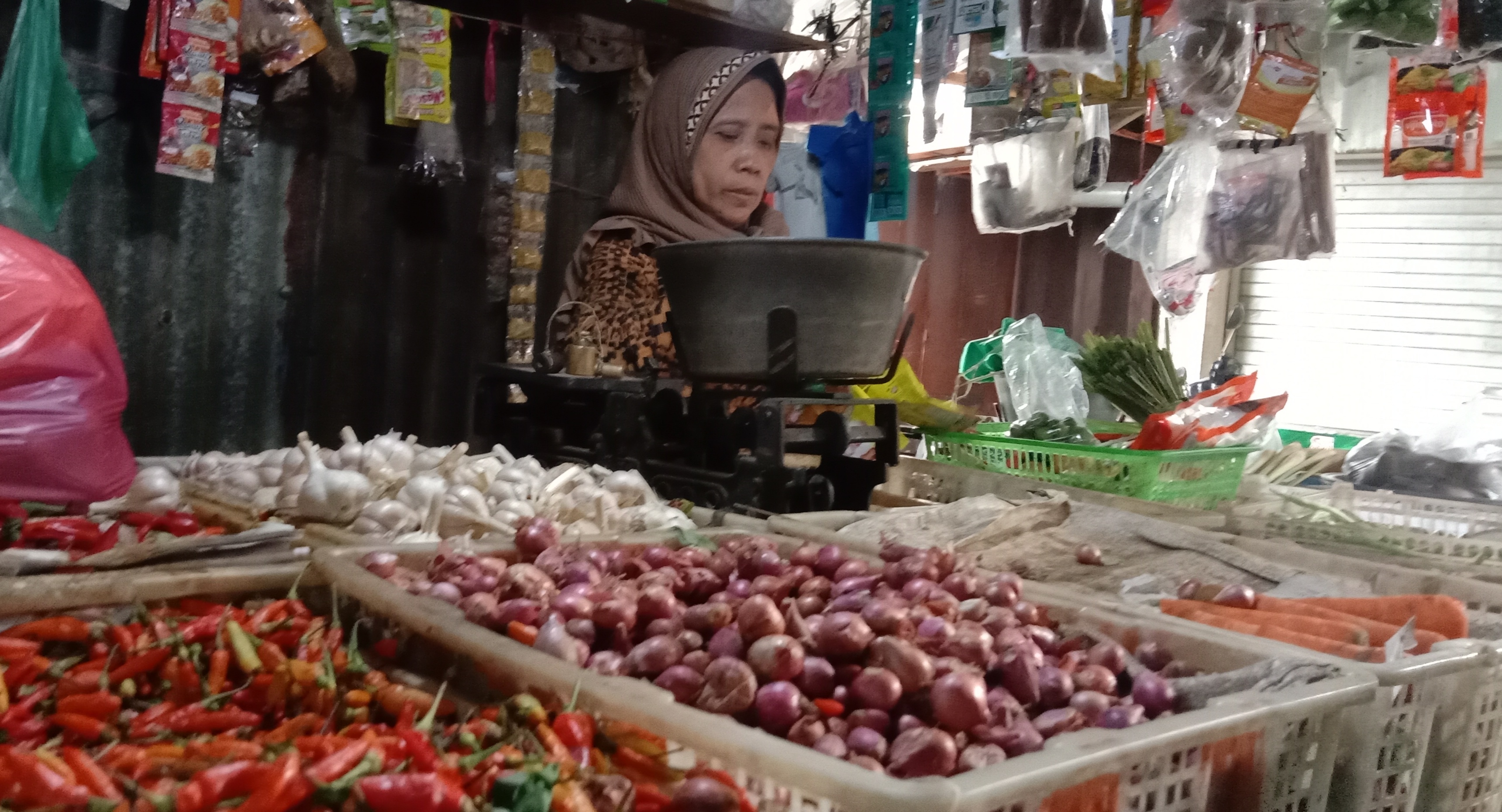 Memasuki minggu kedua jelang lebaran berbagai harga komoditas kebutuhan pokok melonjak.