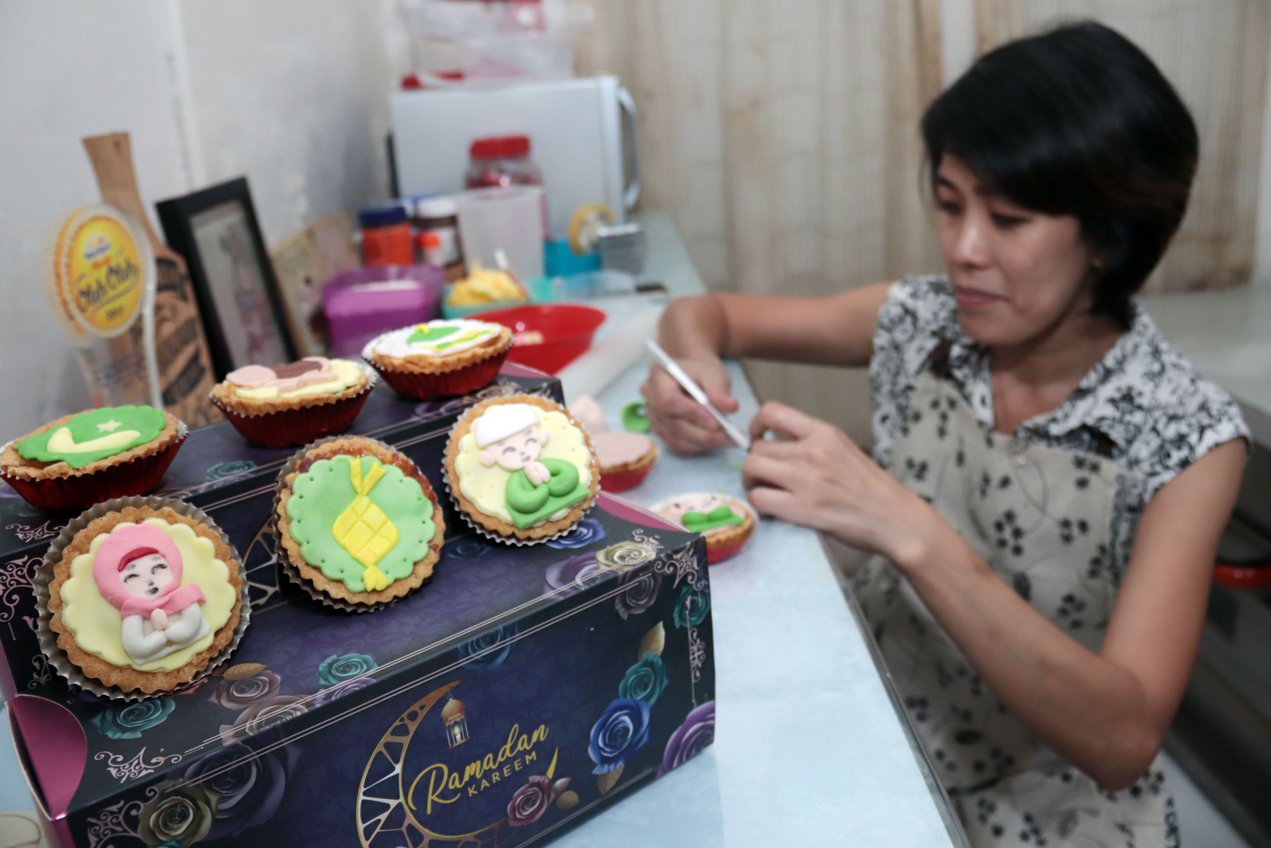 UNIK: Stefani Suryaningati dengan pie susu bikinannya yang dia kreasikan dengan karakter khas lebaran.