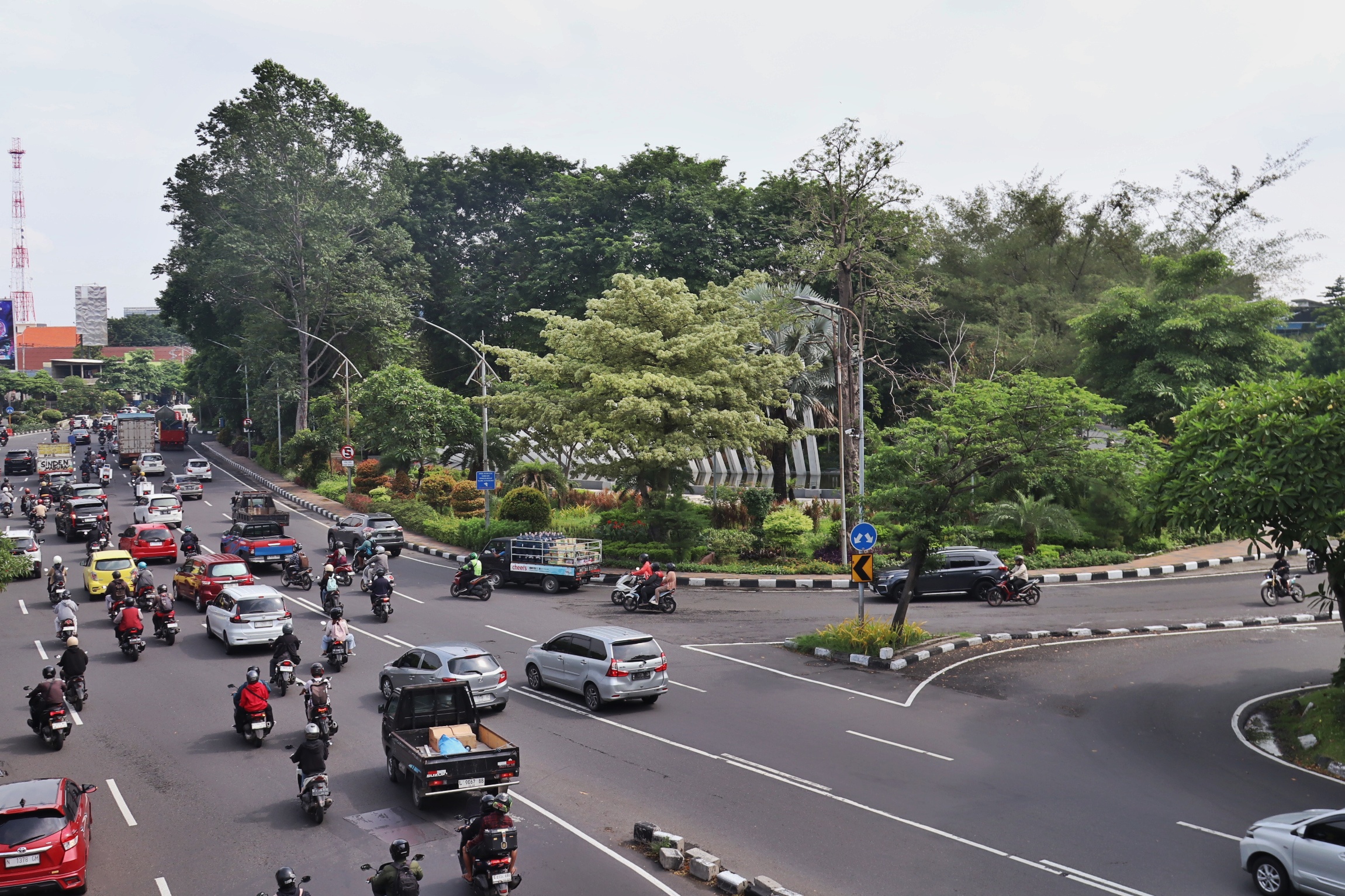 TUNGGU PEMBEBASAN LAHAN: Sejumlah pengendara kendaraan bermotor melintas di kawasan bundaran Dolog atau Taman Pelangi.&nbsp;