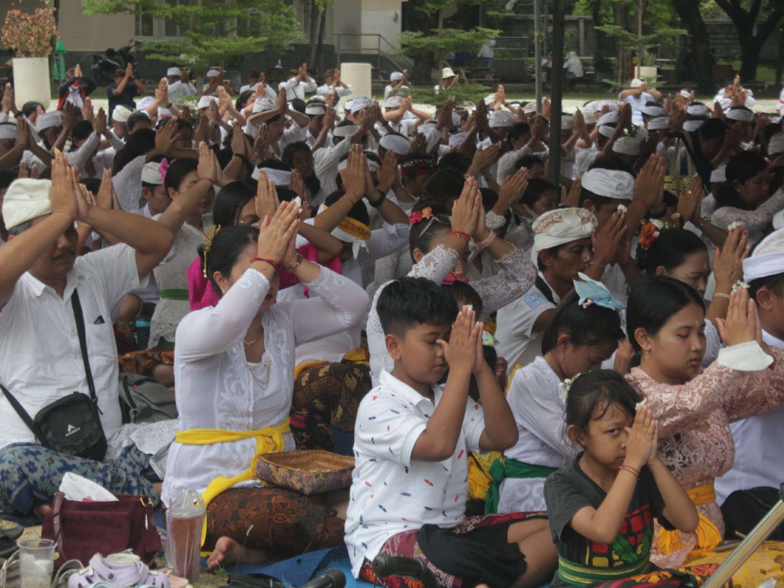 KHIDMAT: Upacara Malesti yang dilakukan oleh umat Hindu jelang Nyepi yang digelar di THP Kenjeran Surabaya, Sabtu (22/3).