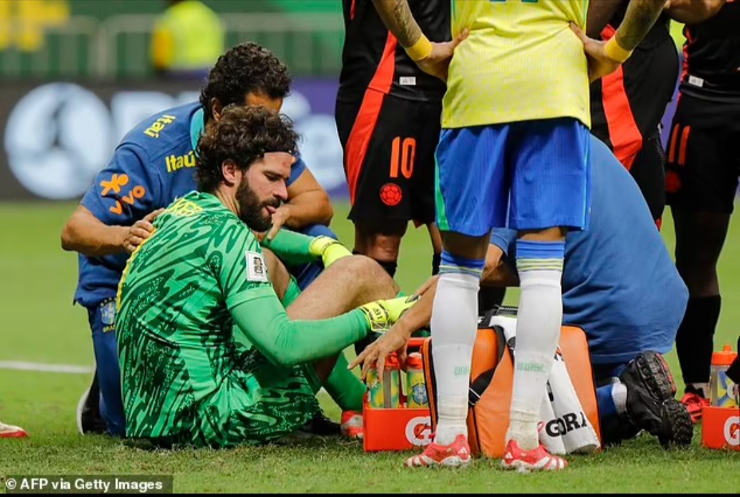 Alisson Becker ditarik keluar lapangan karena