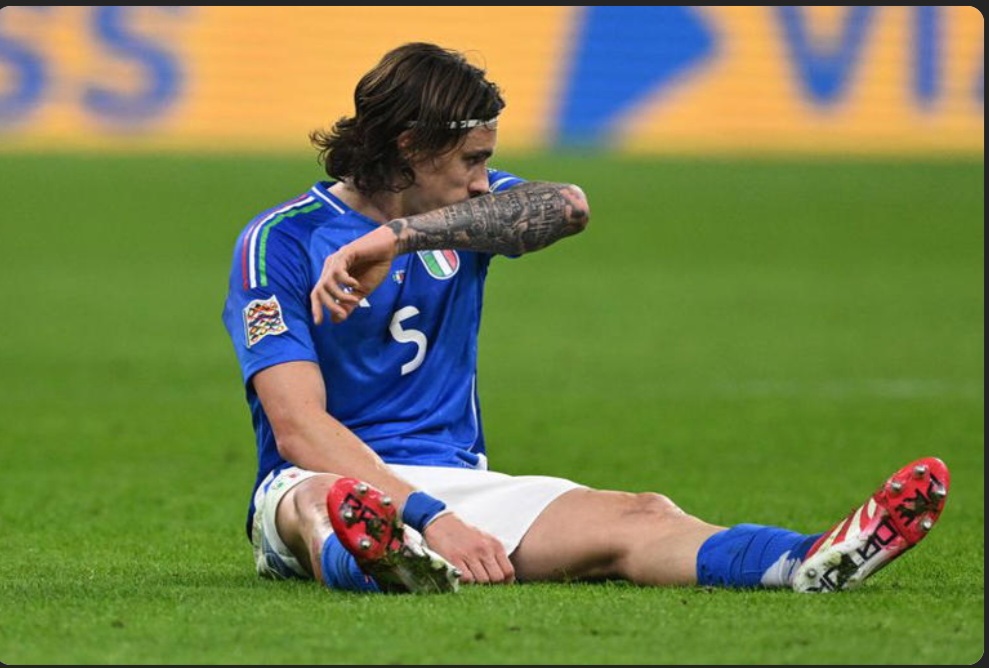 Pemain belakang Arsenal, Riccardo Calafiori, terpaksa keluar lapangan karena cedera saat bermain untuk tim nasional Italia.