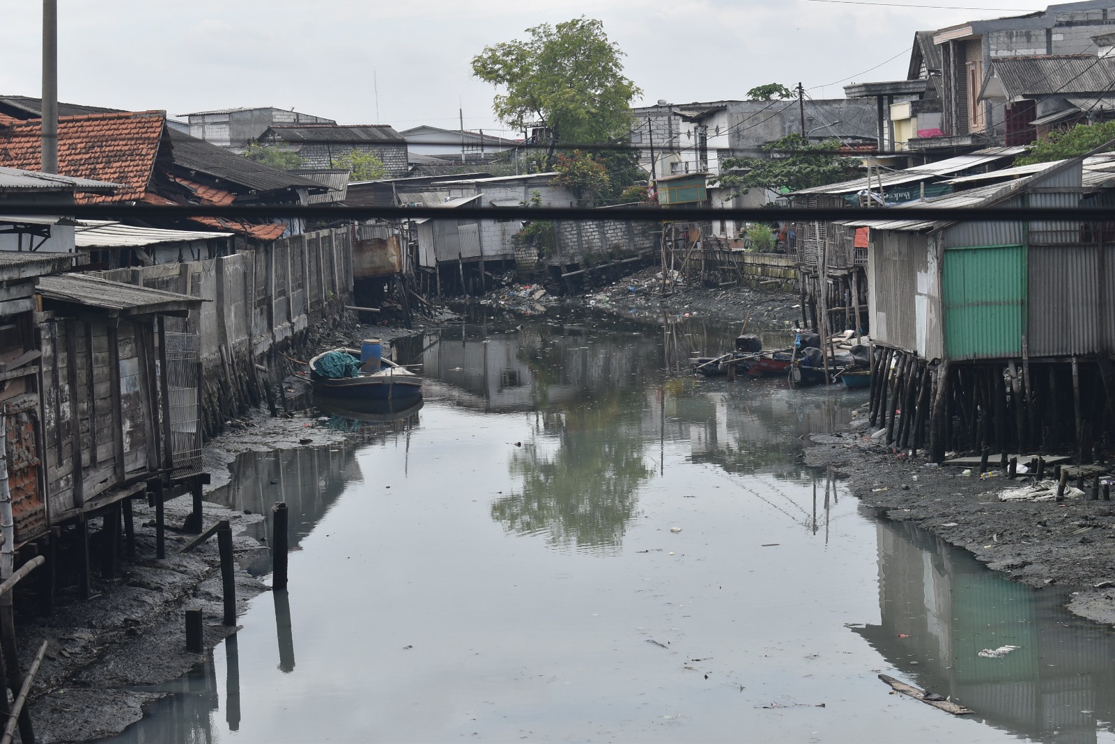 Sungai Kalianak mengalami penyempitan dan pendangkalan akibat pembangunan rumah warga yang menyalahi aturan.
