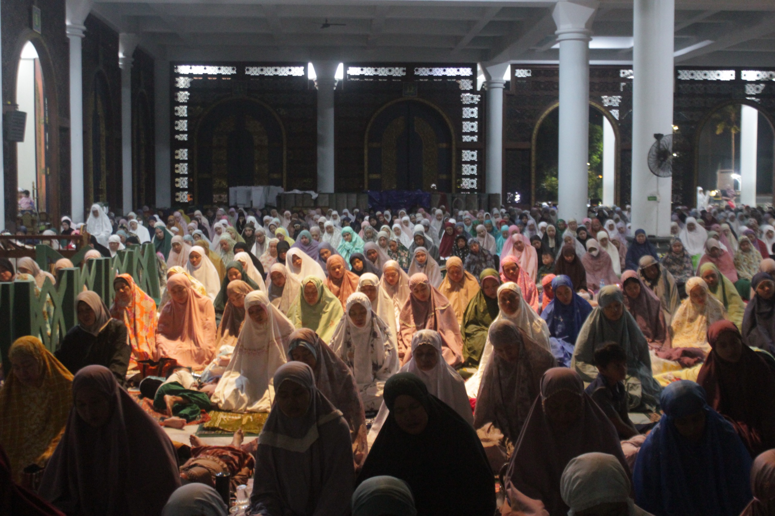 MENJEMPUT LAILATUL QADAR: Ribuan umat muslim mengikuti itikaf di Masjid Al Akbar, Surabaya.