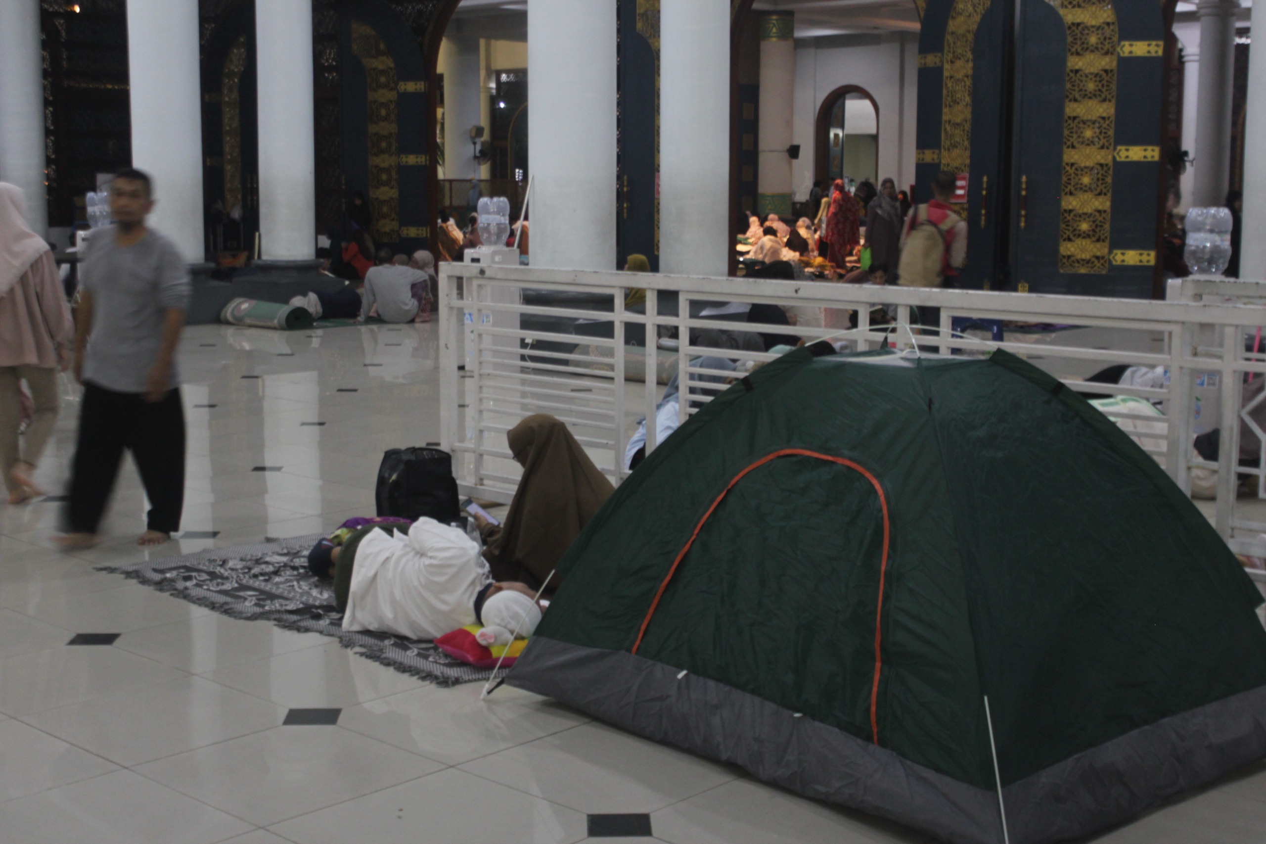 Bahkan ada jemaah yang membawa tenda sebagai tempat istirahat saat beritikaf di Masjid Al Akbar, Surabaya.