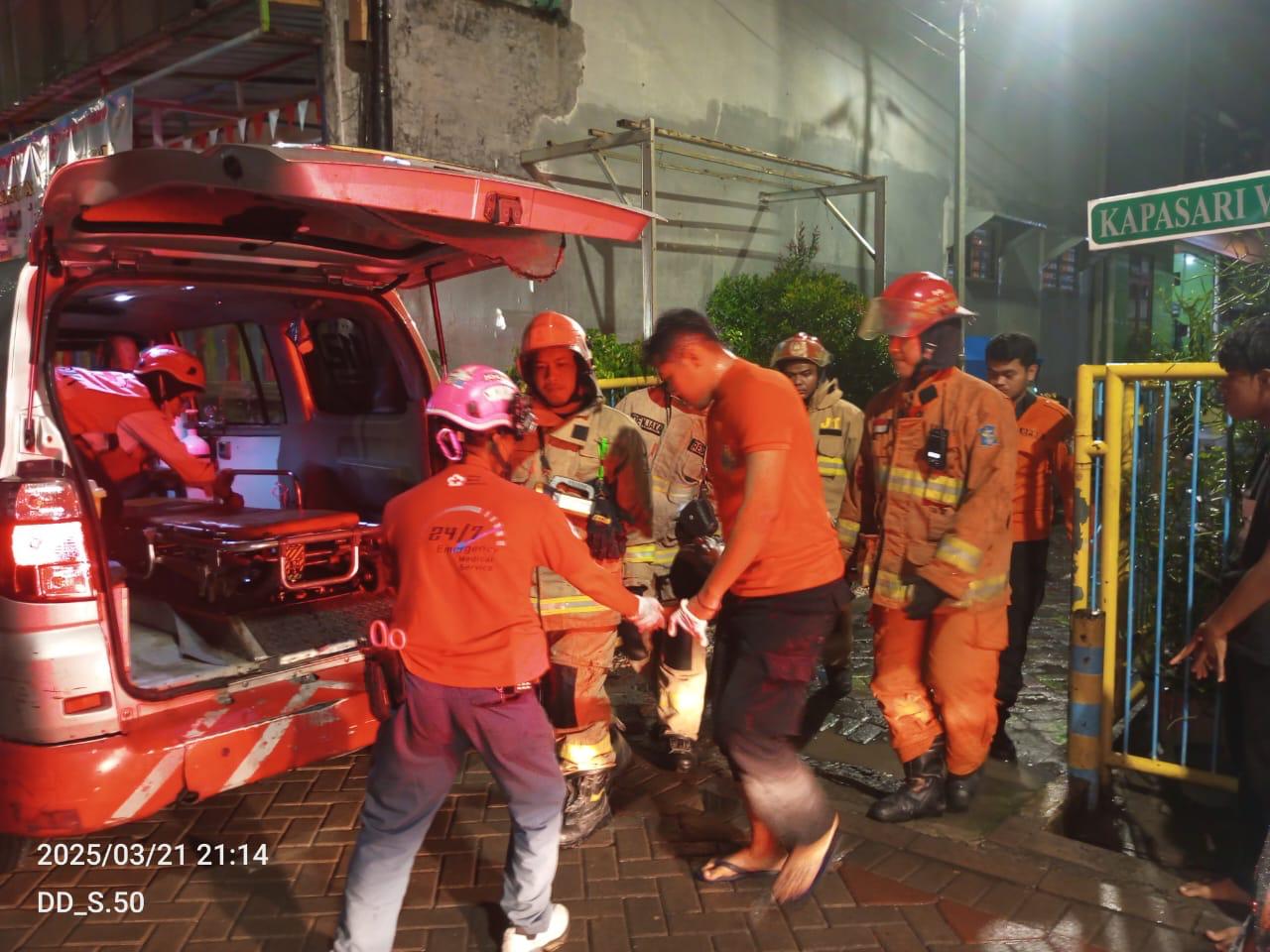 Evakuasi korban ledakan elpiji di Kapasari Surabaya. (IST)