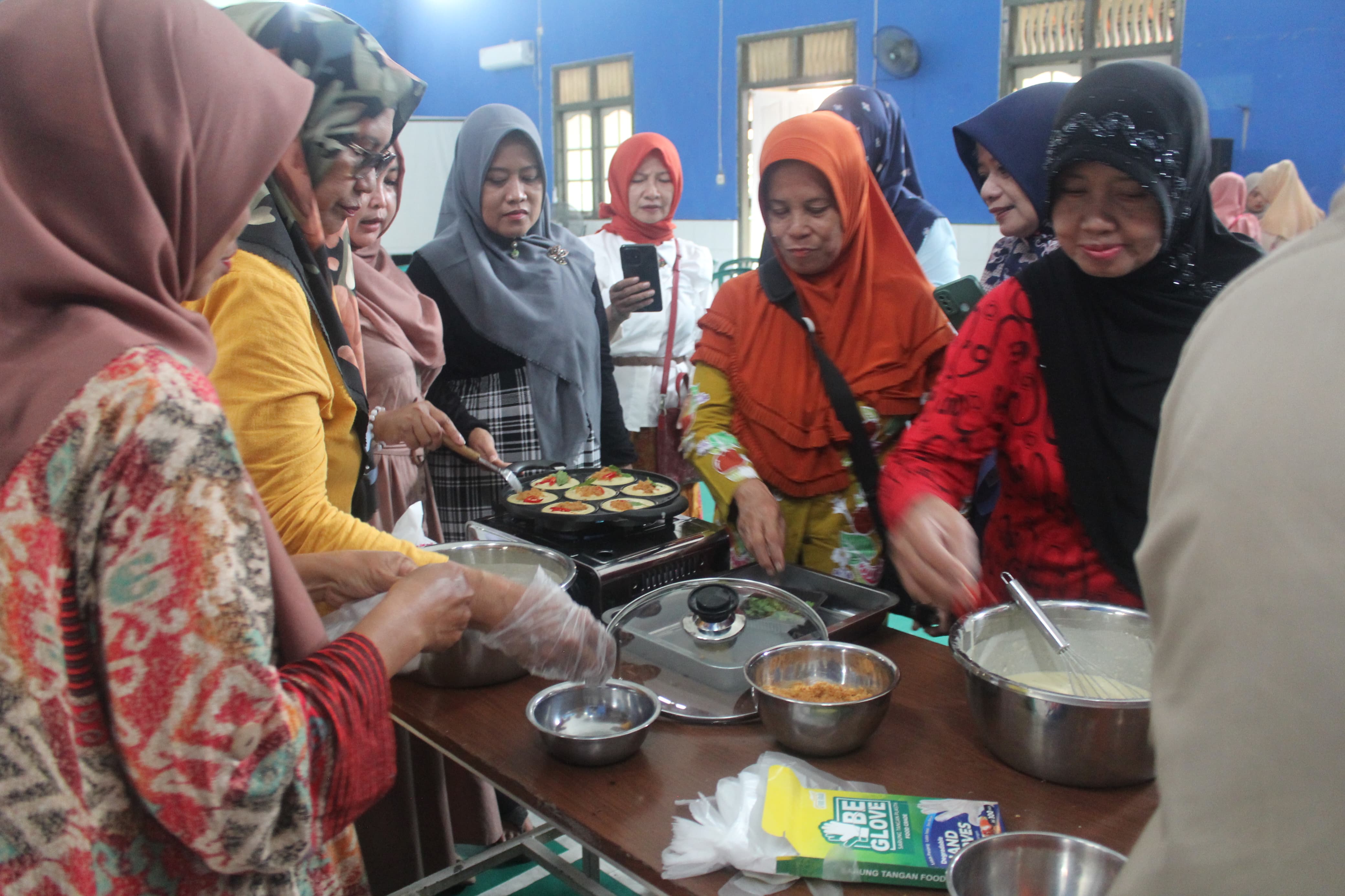PENGABDIAN KEPADA MASYARAKAT: Warga mengikuti Pelatihan Produk Makanan Berbasis Rempah di Kantor Kelurahan Mojorejo, Madiun yang digelar oleh Prodi Sarjana Terapan Tata Boga, Fakultas Vokasi, Unesa.