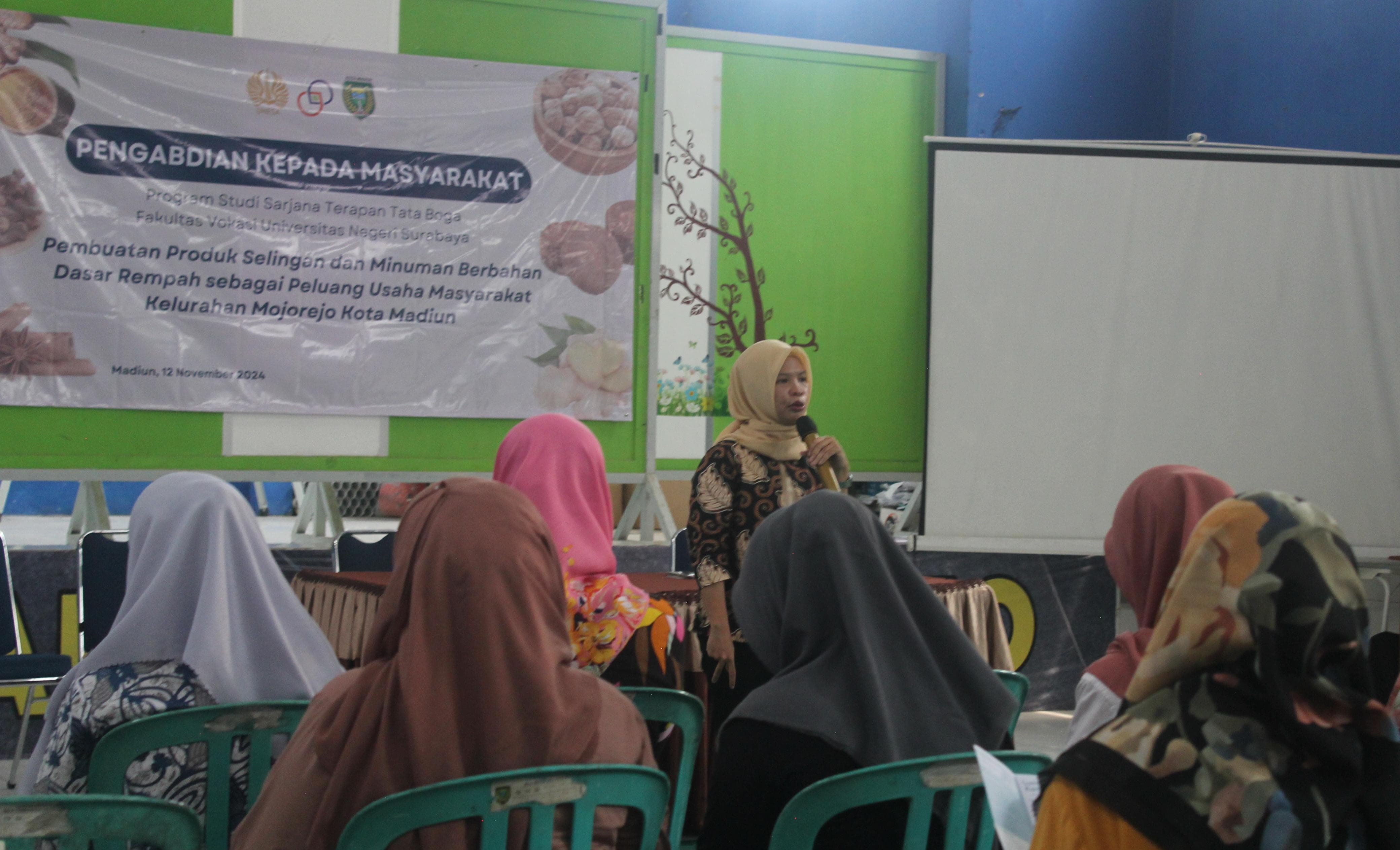 TINGKATKAN SKILL: Pelatihan ini membekali warga dengan keterampilan dalam mengolah rempah-rempah menjadi produk makanan yang inovatif dan bernilai jual tinggi.
