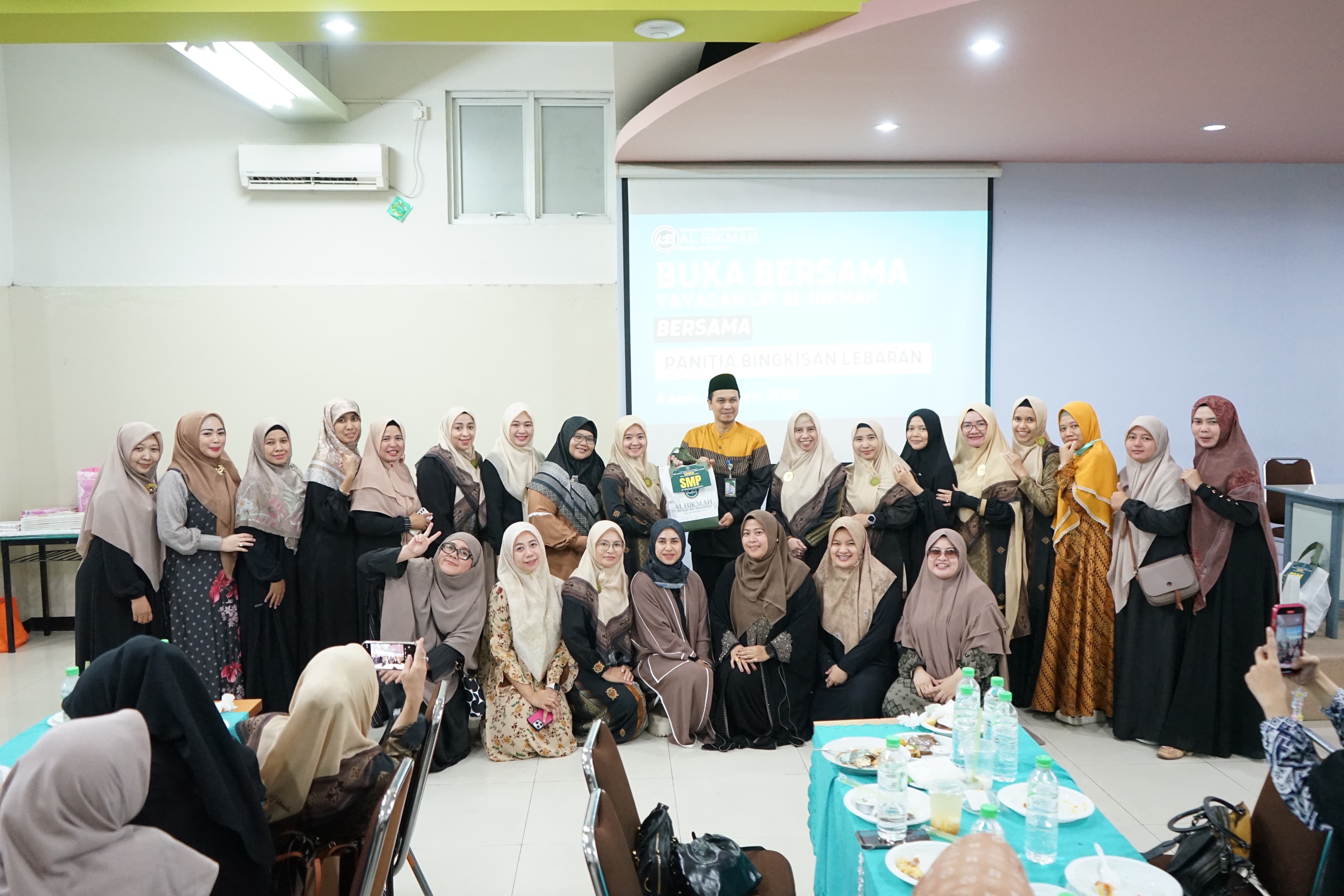 KOMPAK: Foto bersama ketua pembina Yayasan Lembaga Pendidikan Islam (YLPI) Al-Hikmah Surabaya beserta orang tua.