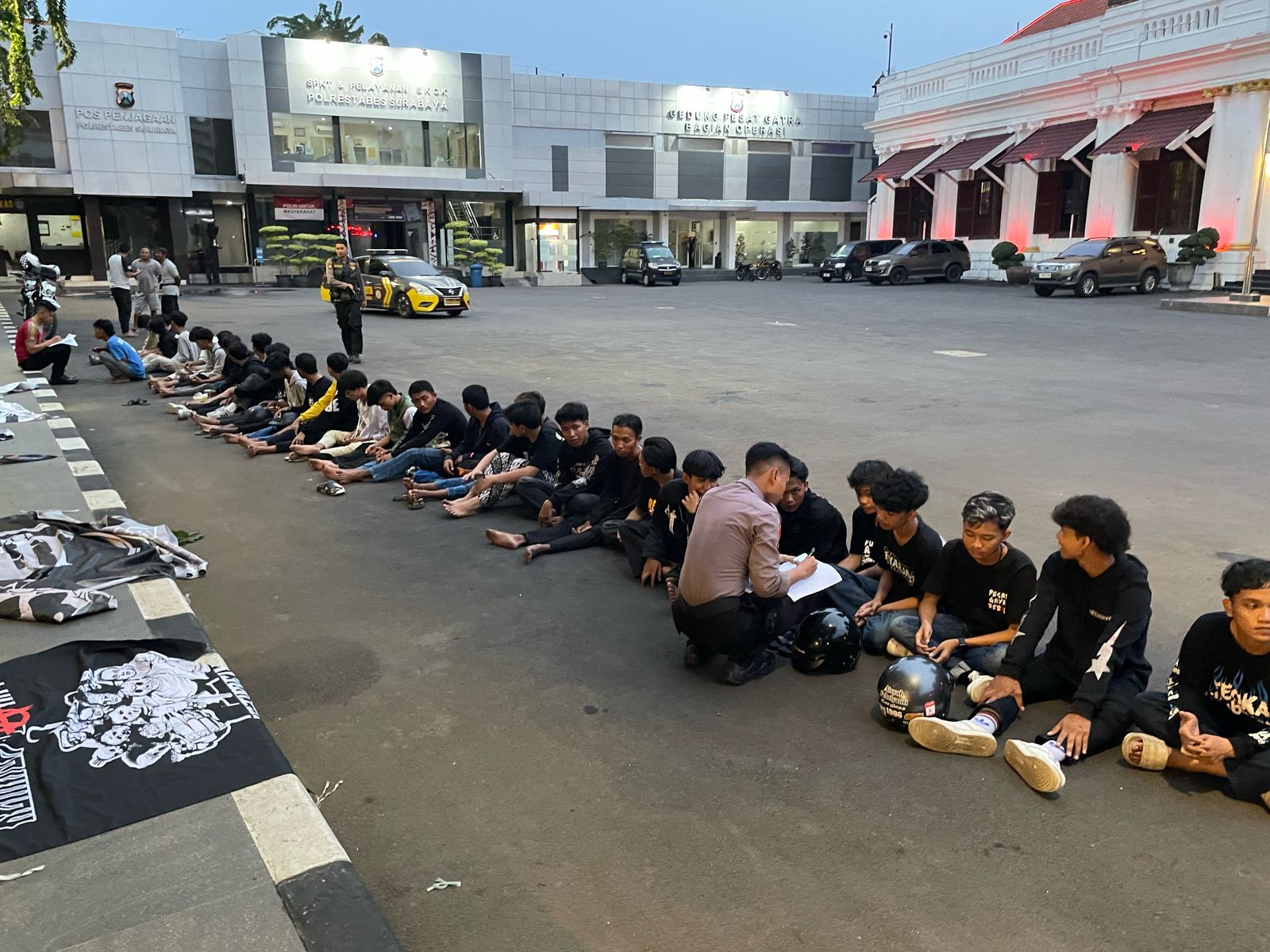 Puluhan anggota gangster yang diamankan oleh Tim Jogoboyo 97 dan Dalmas Polrestabes Surabaya karena membikin onar menutup Jalan Gubernur Suryo.