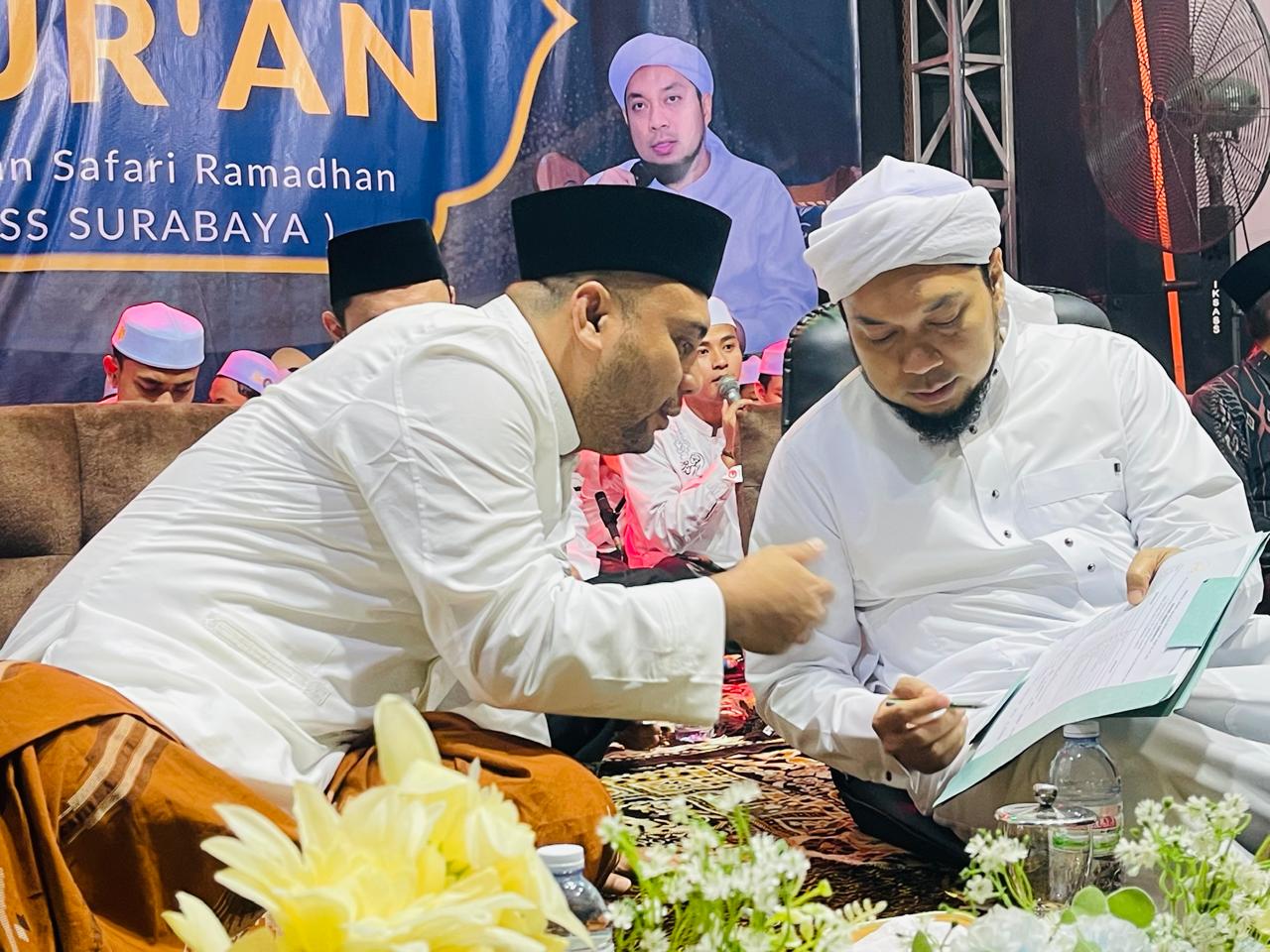 SEJUK: Ketua Komisi D DPRD Jatim Abdul Halim (kiri) menggelar pengajian peringatan Nuzulul Quran bersama KHR Achmad Azaim Ibrahimy Pengasuh Pondok Pesantren Salafiyah Syafi