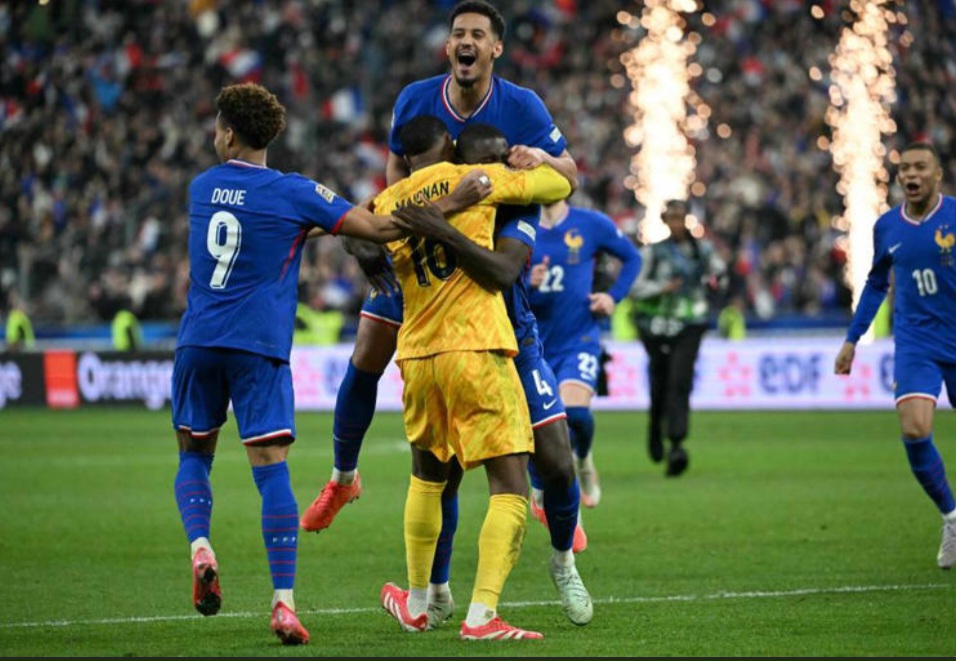Pemain Prancis merayakan kemenangan mereka di akhir pertandingan leg kedua perempat final UEFA Nations League  di Stade de France, Saint-Denis.