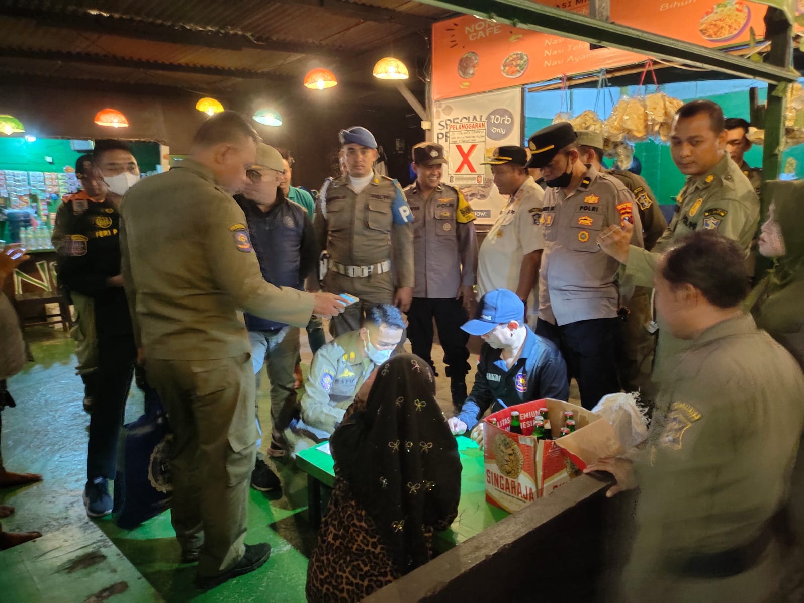 TINDAK TEGAS: Satpol PP saat melakukan razia miras di Surabaya.