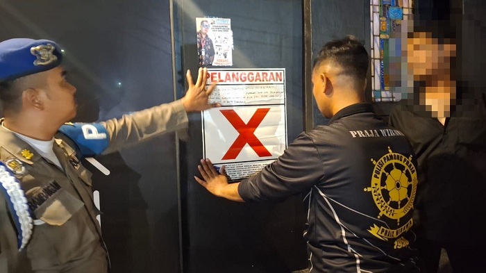SEGEL: Pemkot Surabaya langsung menyegel tempat hiburan malam yang menjual alkohom selama bulan Ramadan.