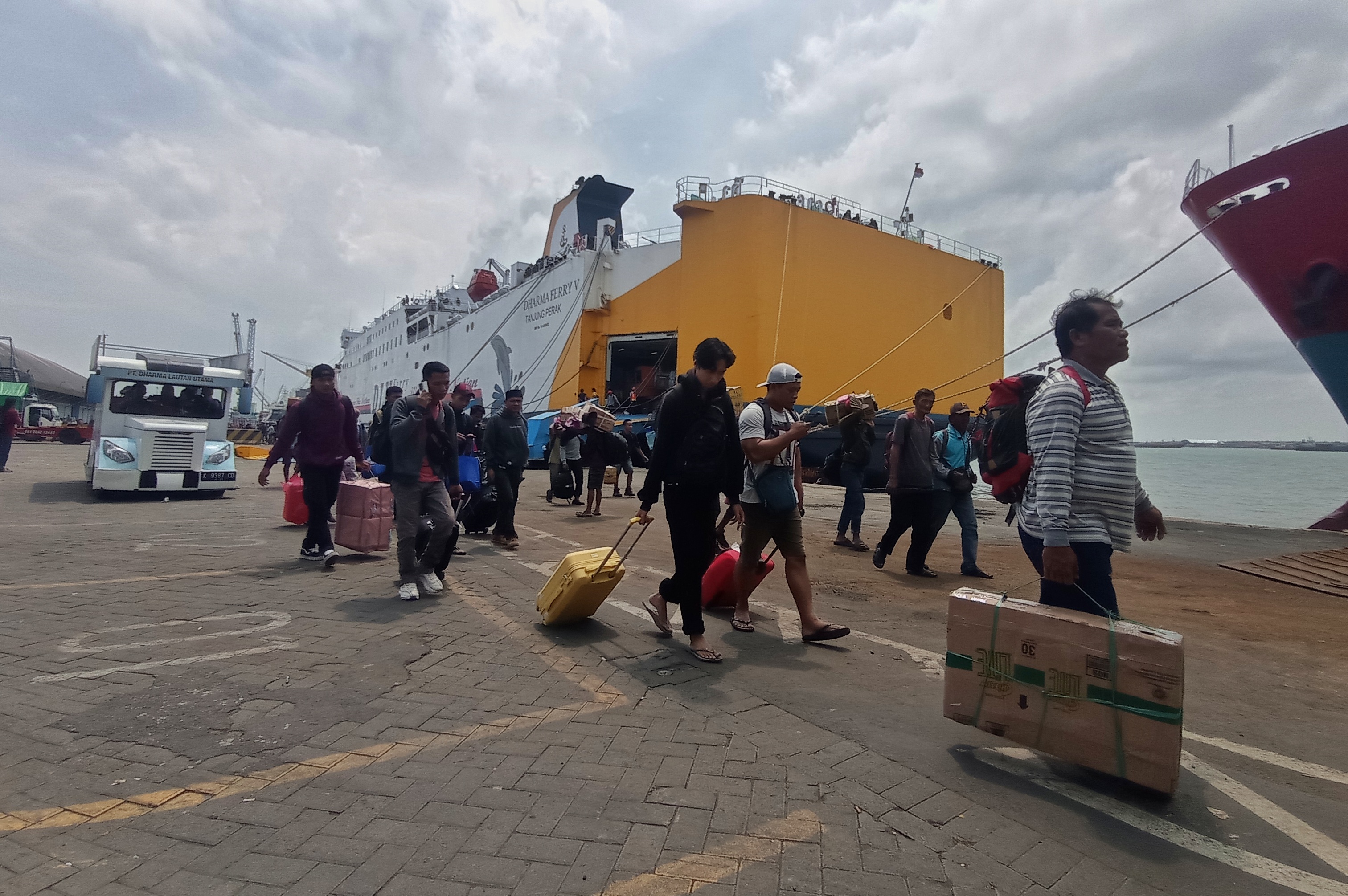 Ratusan penumpang sesaat setelah turun dari kapal yang sandar di Terminal Gapura Surya Nusantara di Pelabuhan Tanjung Perak, Surabaya.&nbsp;