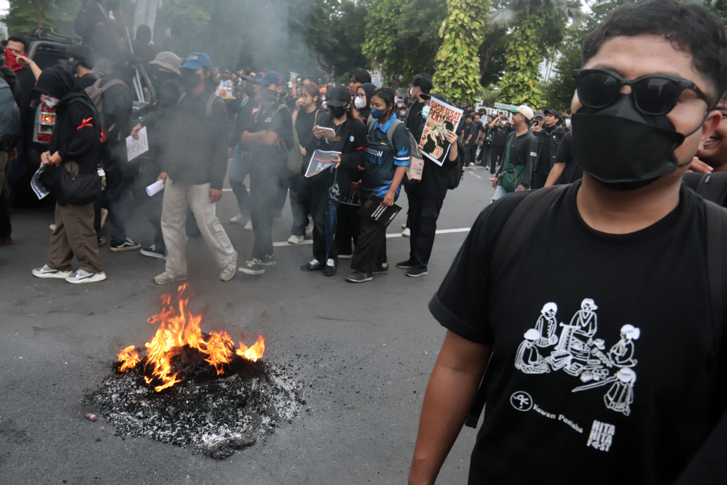 Aksi unjuk rasa menolak Undang-Undang TNI di depan Grahadi Surabaya ricuh. (Andy Satria/Radar Surabaya)