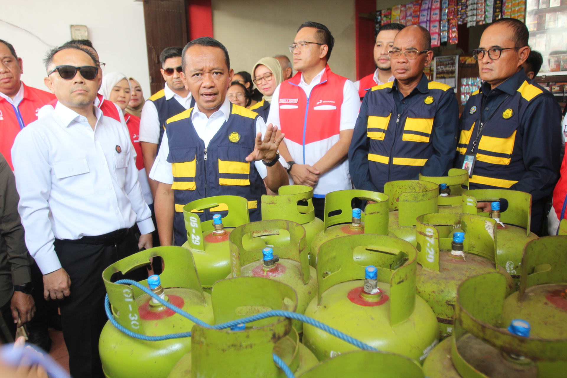 Menteri ESDM Bahlil Lahadalia mengunjungi pangkalan elpiji di Jalan Karah, Surabaya, Selasa (25/3).