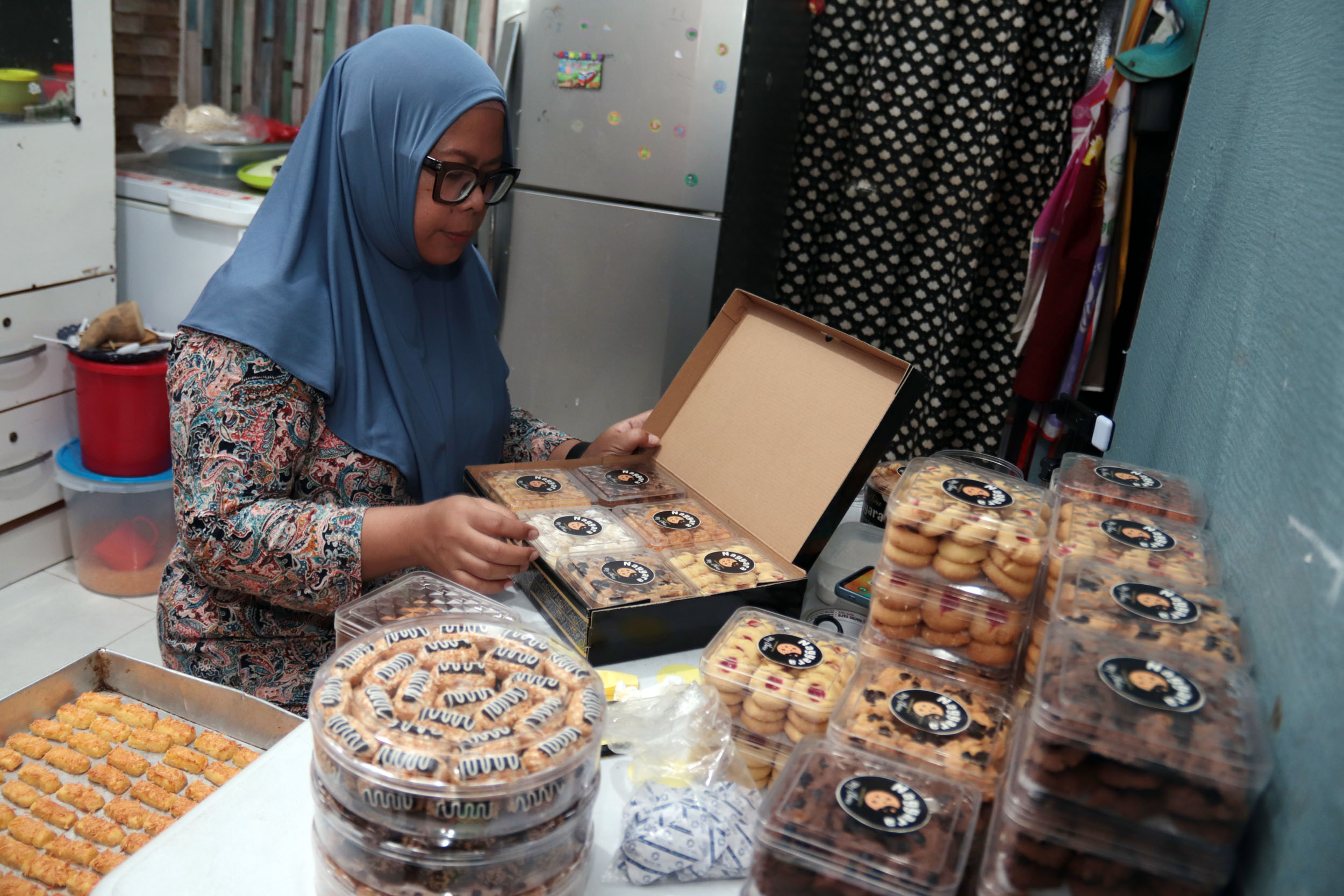 BERKAH MUSIMAN: Kurniati, pelaku UKM Kue Kering Narayya Cookies, ketika membuat kue kering untuk persiapan Lebaran.