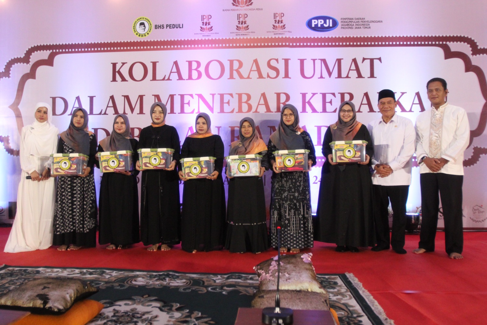 PEDULI: Baksos Ramadan IPIP yang memberikan bantuan untuk istri awak kapal selam TNI AL KRI Nanggala-402, Senin (24/3).
