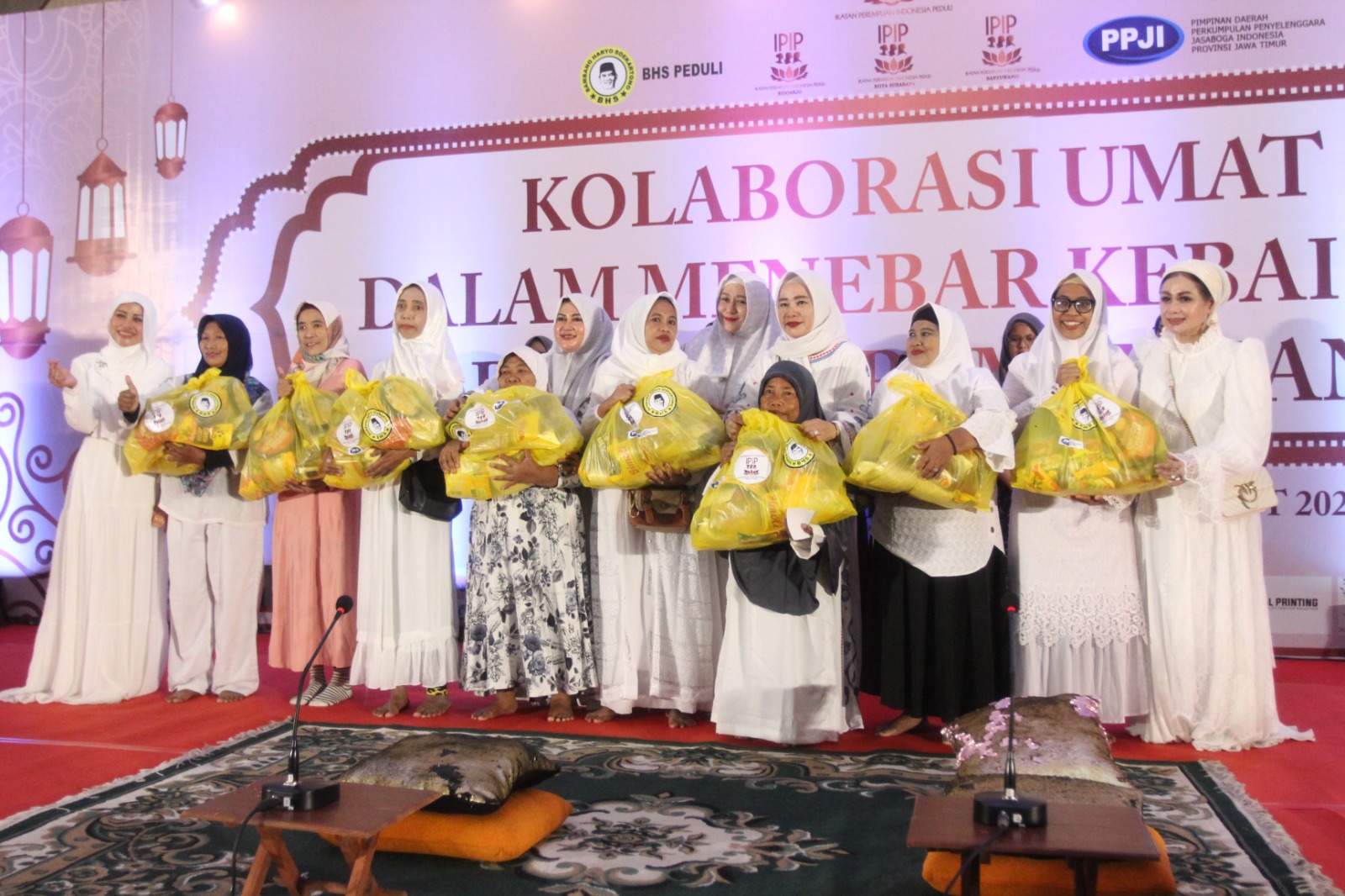 Baksos Ramadan IPIP juga memberikan bantuan untuk kaum dhuafa.