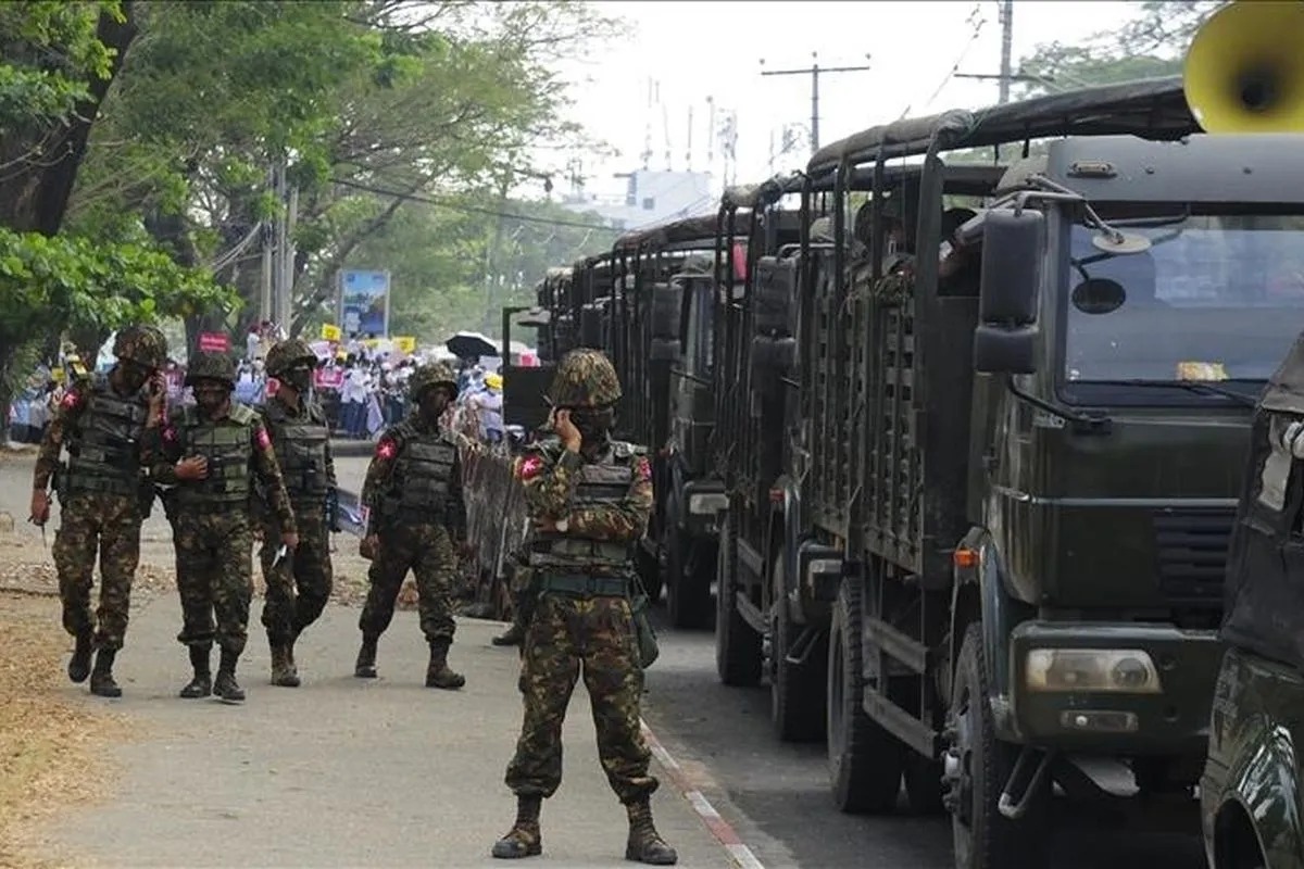 Tentara Myanmar mengamankan aksi unjuk rasa di Yangon. (ANADOLU)